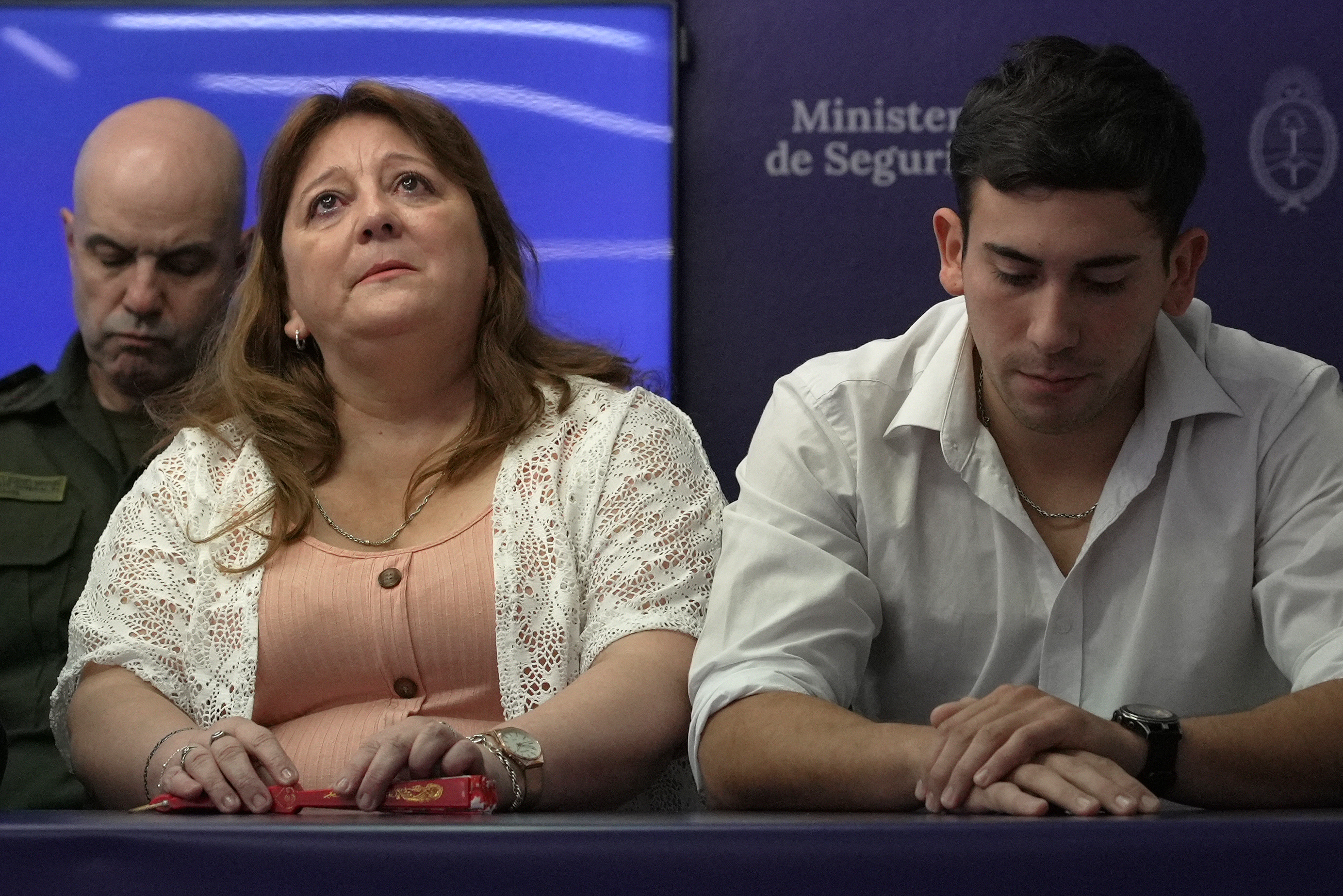 Griselda Heredia, madre de Nahuel Agustín Gallo, miembro de la Gendarmería Argentina que está detenido en Venezuela, en compañía de su hijo Kevin Gallo.