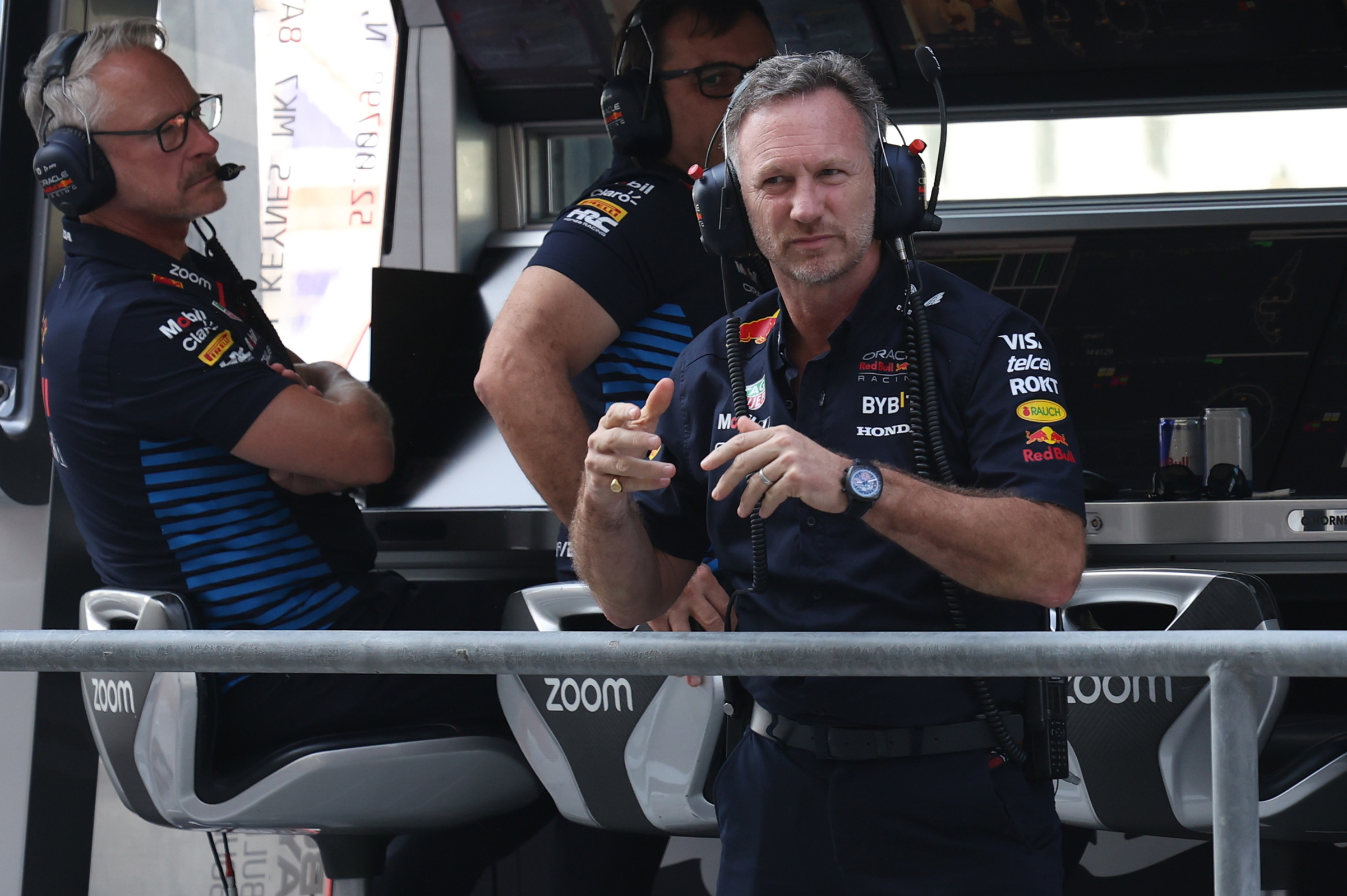 Abu Dhabi (United Arab Emirates), 07/12/2024.- Red Bull Racing team principal Christian Horner look on at the pitwall during the third practice session for the Formula One Abu Dhabi Grand Prix, in Abu Dhabi, United Arab Emirates, 07 December 2024. The 2024 Formula One Abu Dhabi Grand Prix is held on the Yas Marina Circuit racetrack on 08 December. (Fórmula Uno, Emiratos Árabes Unidos) EFE/EPA/ALI HAIDER