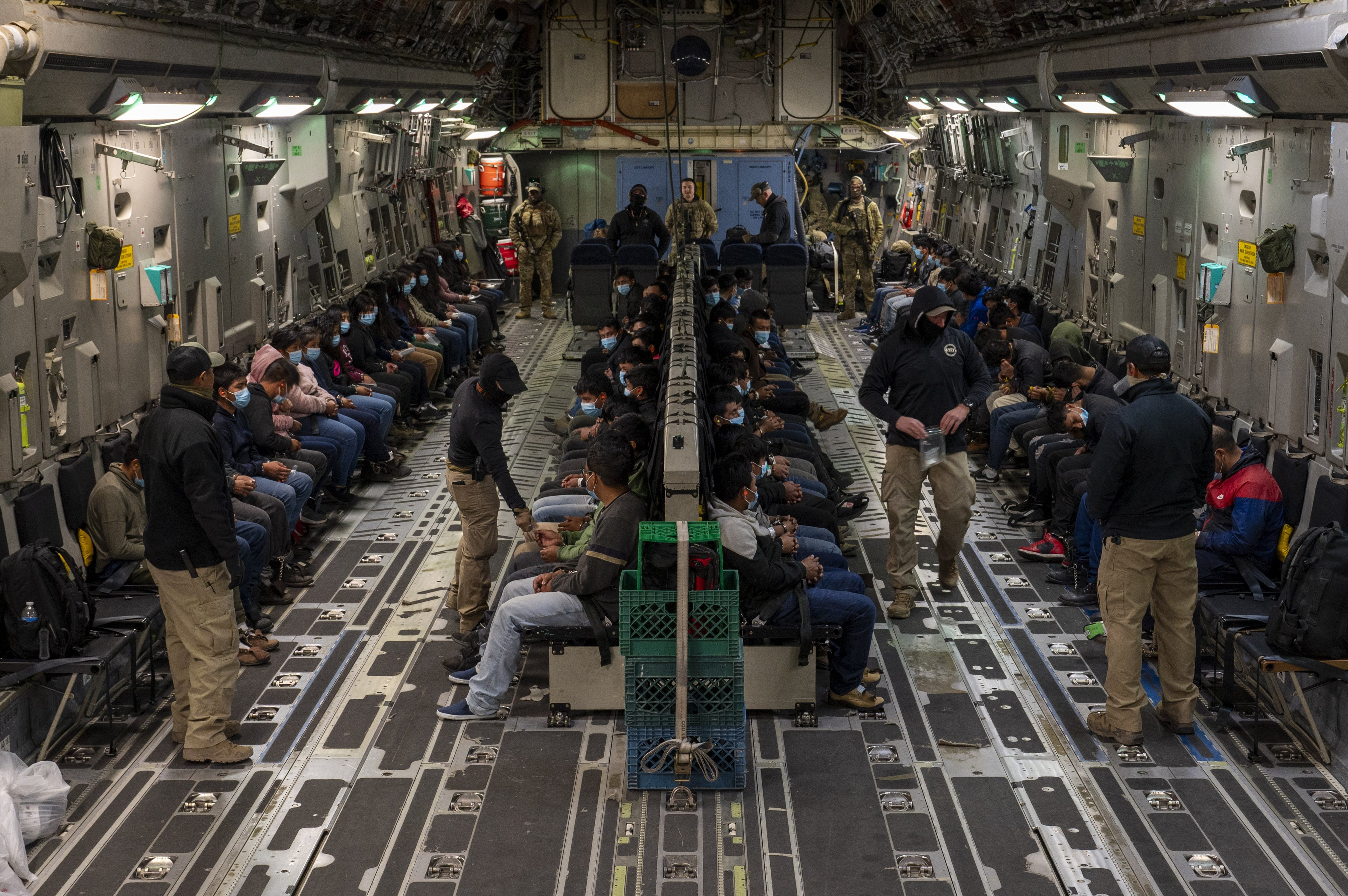 USA216. WASHINGTON (DC, EEUU), 27/01/2025.- Fotografía cedida por la Fuerza Aérea de los Estados Unidos donde se muestra a un grupo de indocumentados sentados dentro de un avión militar camino a su deportación. Las deportaciones ordenadas por el presidente de EE.UU., Donald Trump, provocan temor en las comunidades inmigrantes, pero también "ansiedad e incertidumbre" entre los empresarios que necesitan de esa mano de obra y que denunciaron este lunes que ya observan una baja en la producción. EFE/ US Air Force /SOLO USO EDITORIAL /NO VENTAS /SOLO DISPONIBLE PARA ILUSTRAR LA NOTICIA QUE ACOMPAÑA /CRÉDITO OBLIGATORIO