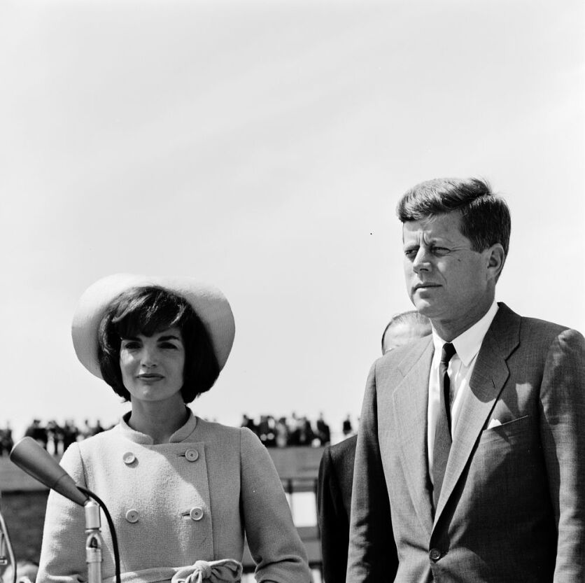 La Primera Dama Jacqueline Kennedy y el Presidente John F. Kennedy en una ceremonia que marcó su llegada al Aeropuerto El Dorado de Bogotá, Colombia. [Fotografía de Harold Sellers]