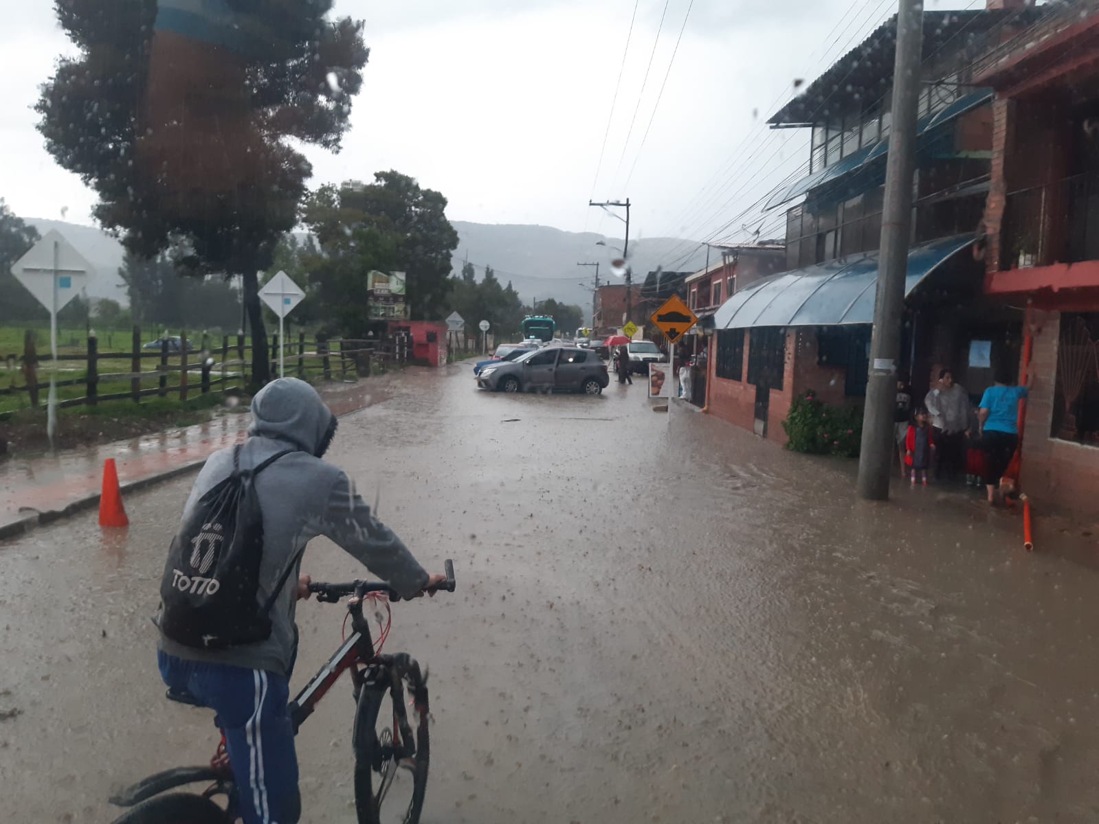 Por lluvias se desbordó quebrada de la vereda Cacicazgo en Suesca, Cundinamarca
