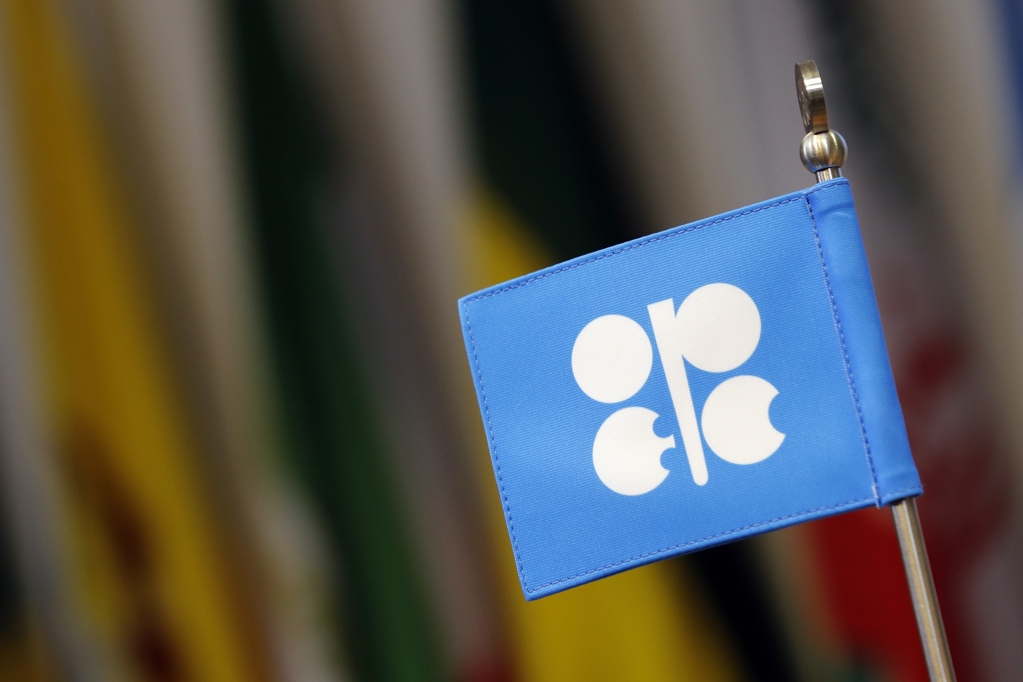 OPEP+ decide mantener su plan de aumento de producción de petróleo