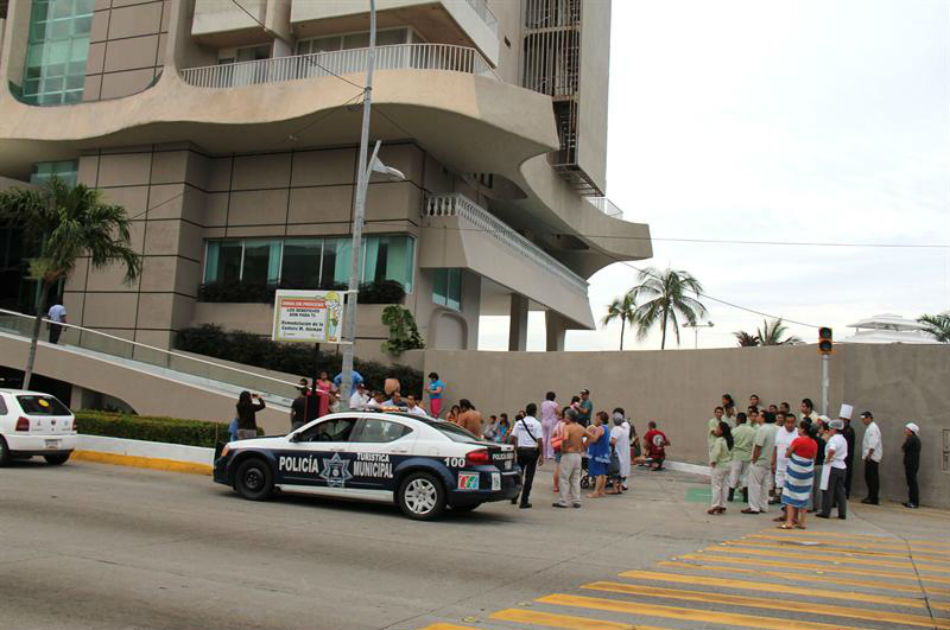 Decenas de turistas permanecen afuera de los edificios en el puerto de Acapulco, luego de que dos temblores de 6,0 grados en la escala de Richter y 5.6 sacudieron el suroeste del país, sin que hasta el momento se informe sobre víctimas o daños materiales