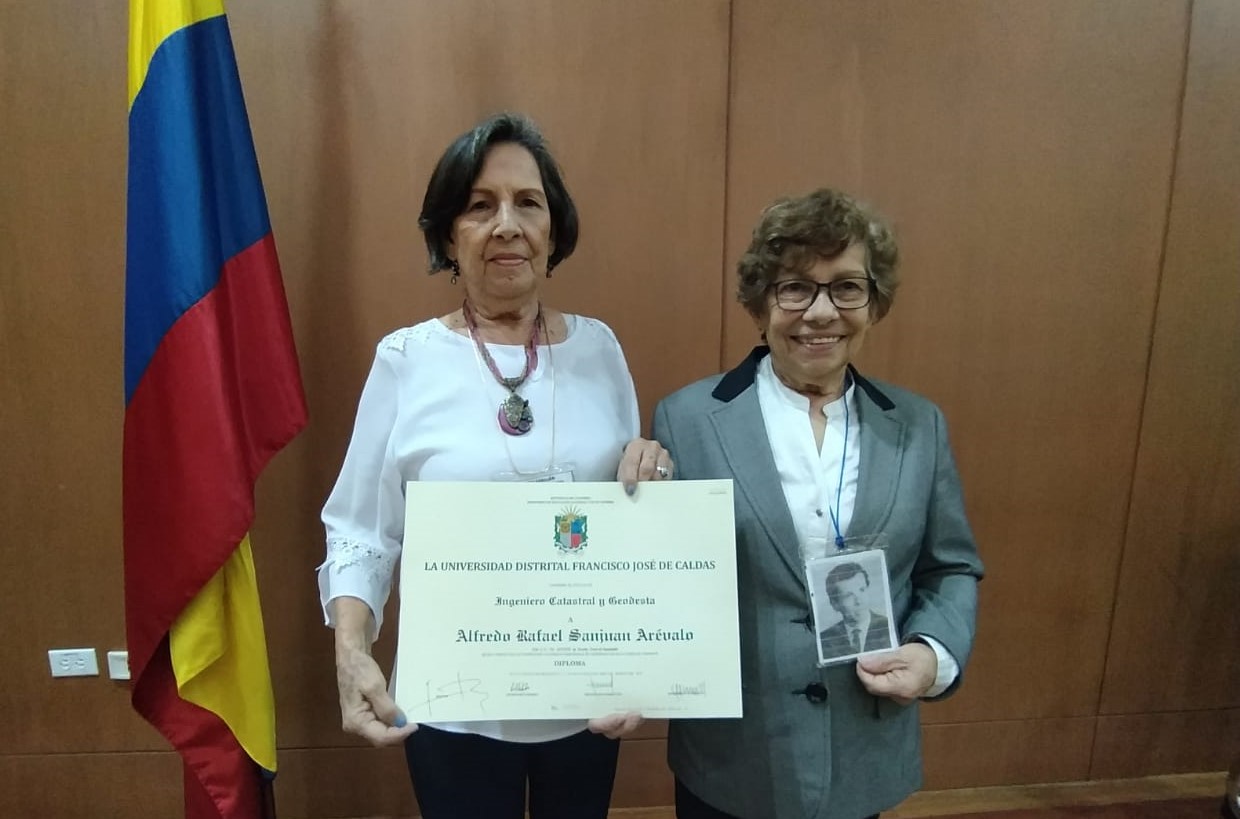 Yolanda y Teresa Sanjuán recibieron el diploma de graduación de su hermano Alfredo Sanjuán como Ingeniero Catastral de la Universidad Distrital.