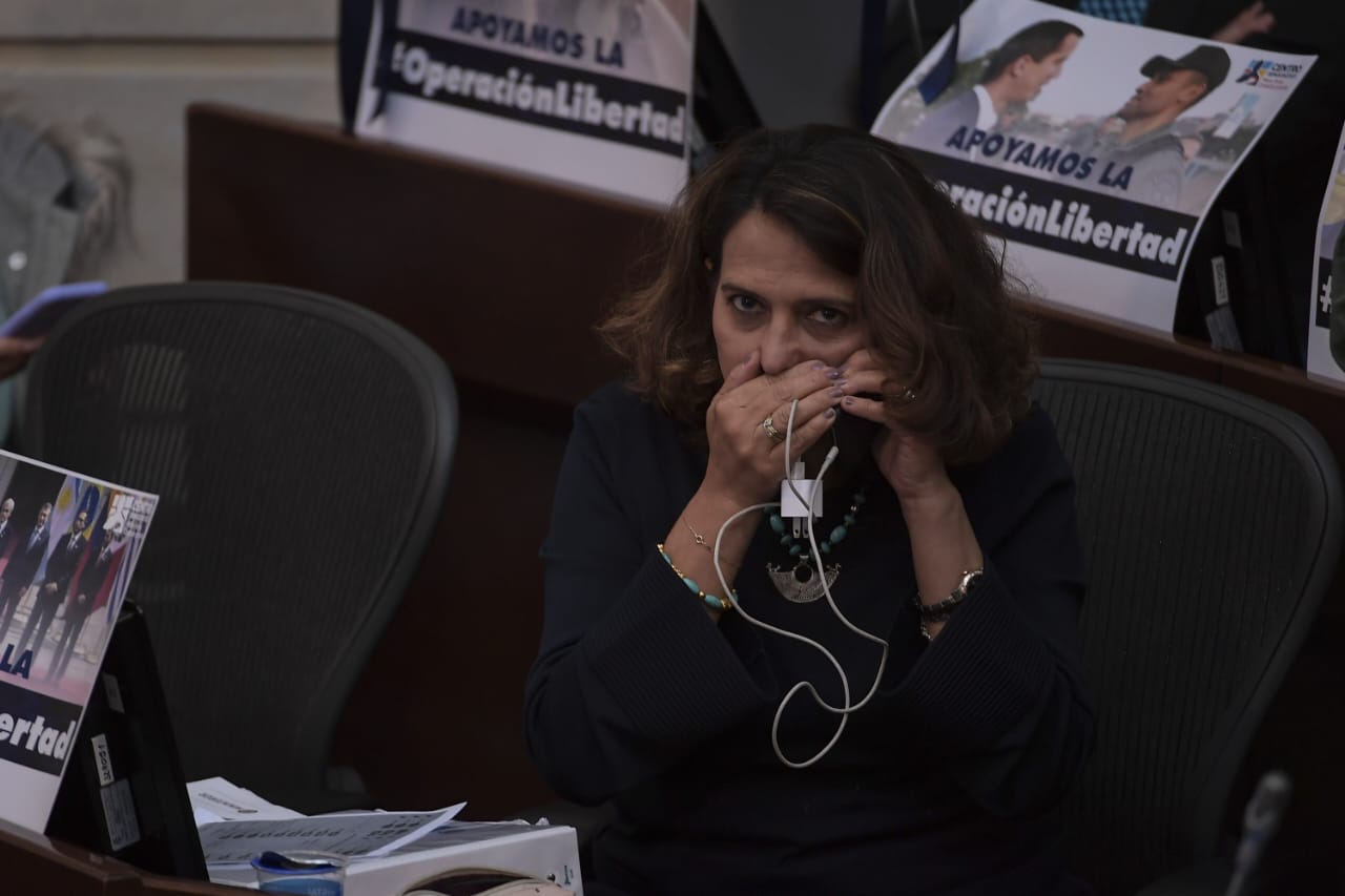 La ministra del Interior, Nancy Patricia Gutiérrez, está presente en el recinto del Senado.Mauricio Alvarado - El Espectador18:04 - 30 abr. 2019 El senador Jonatan Tamayo, del partido Alianza Social Independiente (ASI), pasa a defender la ponencia mayoritaria. "Este voto lo hago con total tranquilidad, basado en el art. 1° de la ley 974 donde expresa que sólo pueden ser bancada los miembros electos de esa corporación".