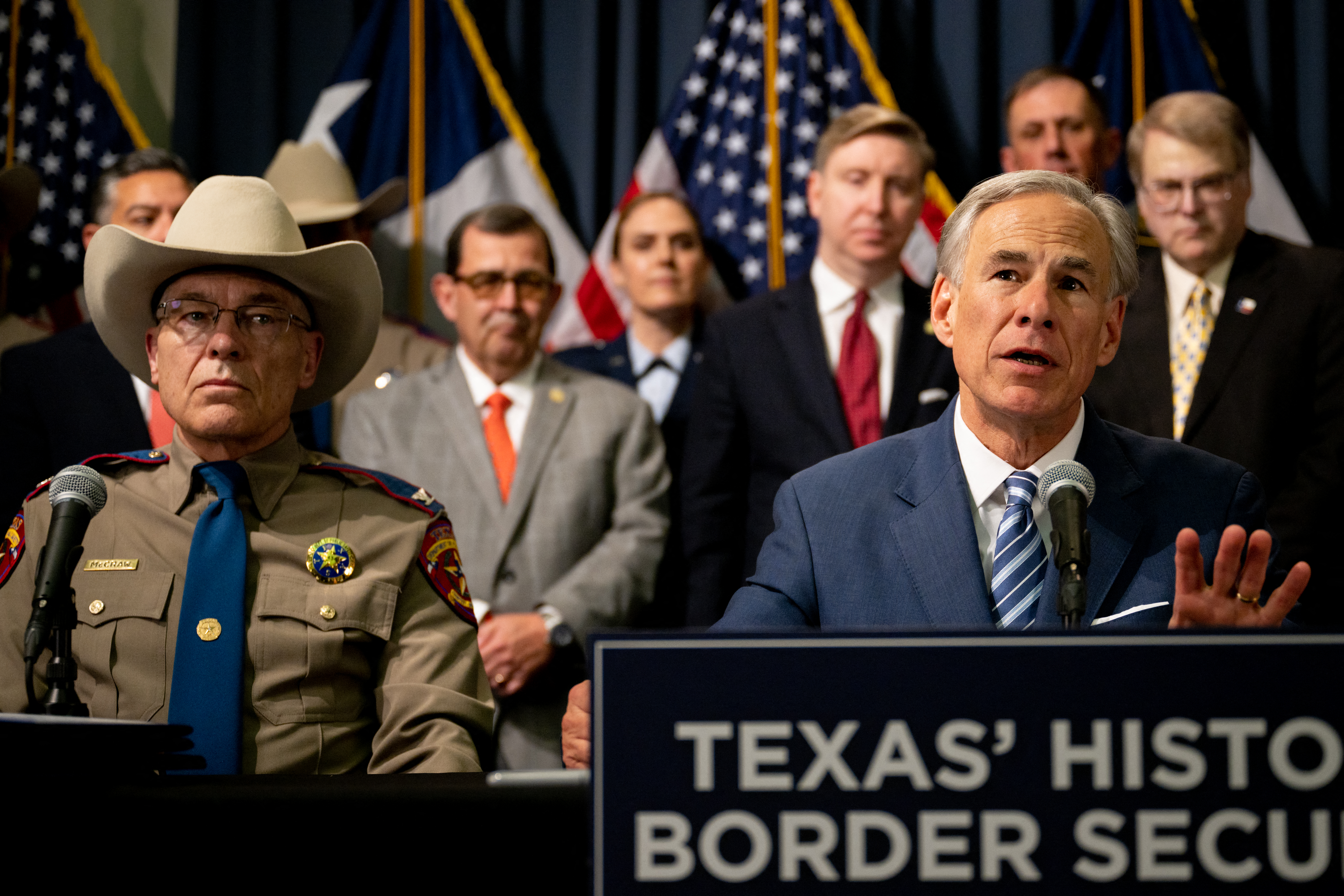 Texas endurece su política migratoria e instala barreras en el río Grande