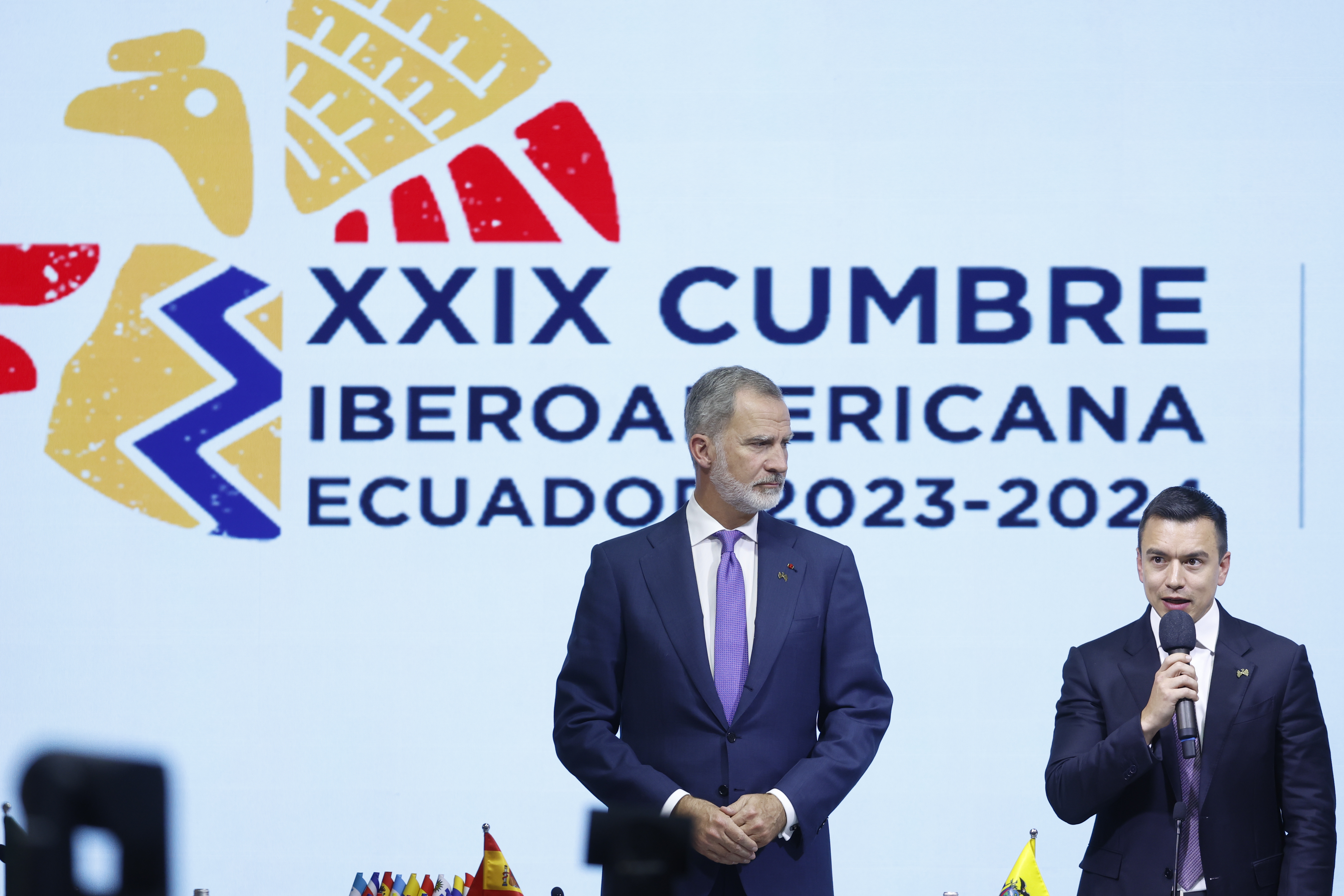 EVE5922. CUENCA (ECUADOR), 15/11/2024.- El rey Felipe VI escucha al presidente de Ecuador, Daniel Noboa (d), al cierre de la sesión plenaria de la XXIX Cumbre Iberoamericana este viernes, en el museo Pumapungo en Cuenca (Ecuador). EFE/ Mariscal