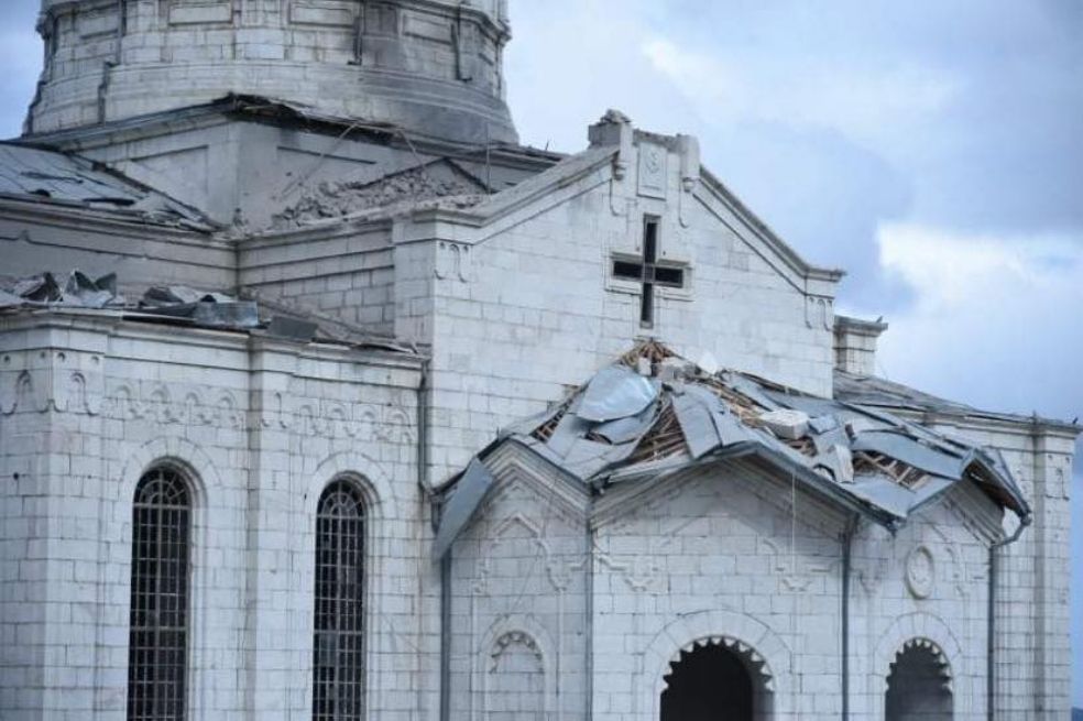 Según Armenia, Azerbaiyán golpeó la iglesia Ghazanchetsots, el símbolo de Shushi, que había sido reconstruida después de la guerra en los años 90.