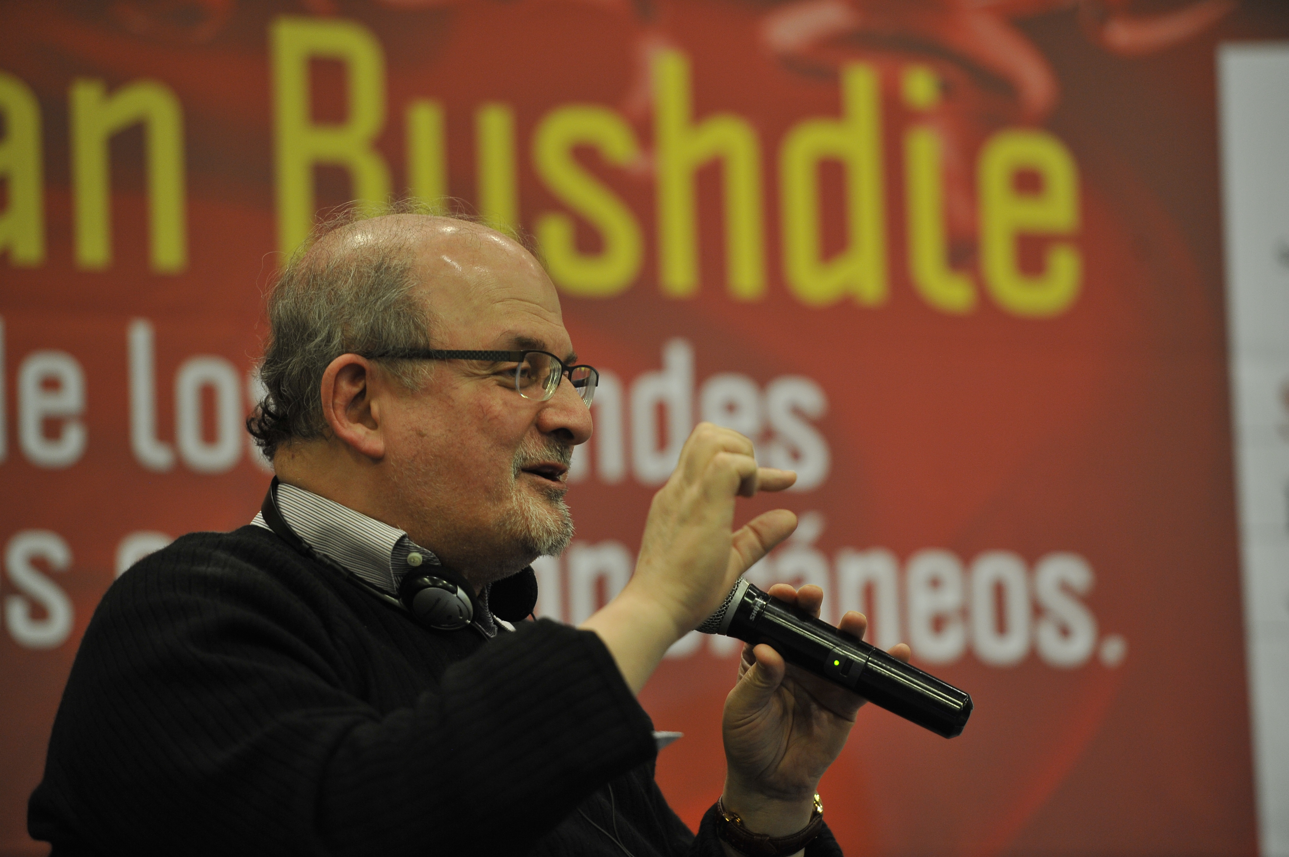 Presunto atacante de Rushdie se declara “no culpable” de intento de asesinato