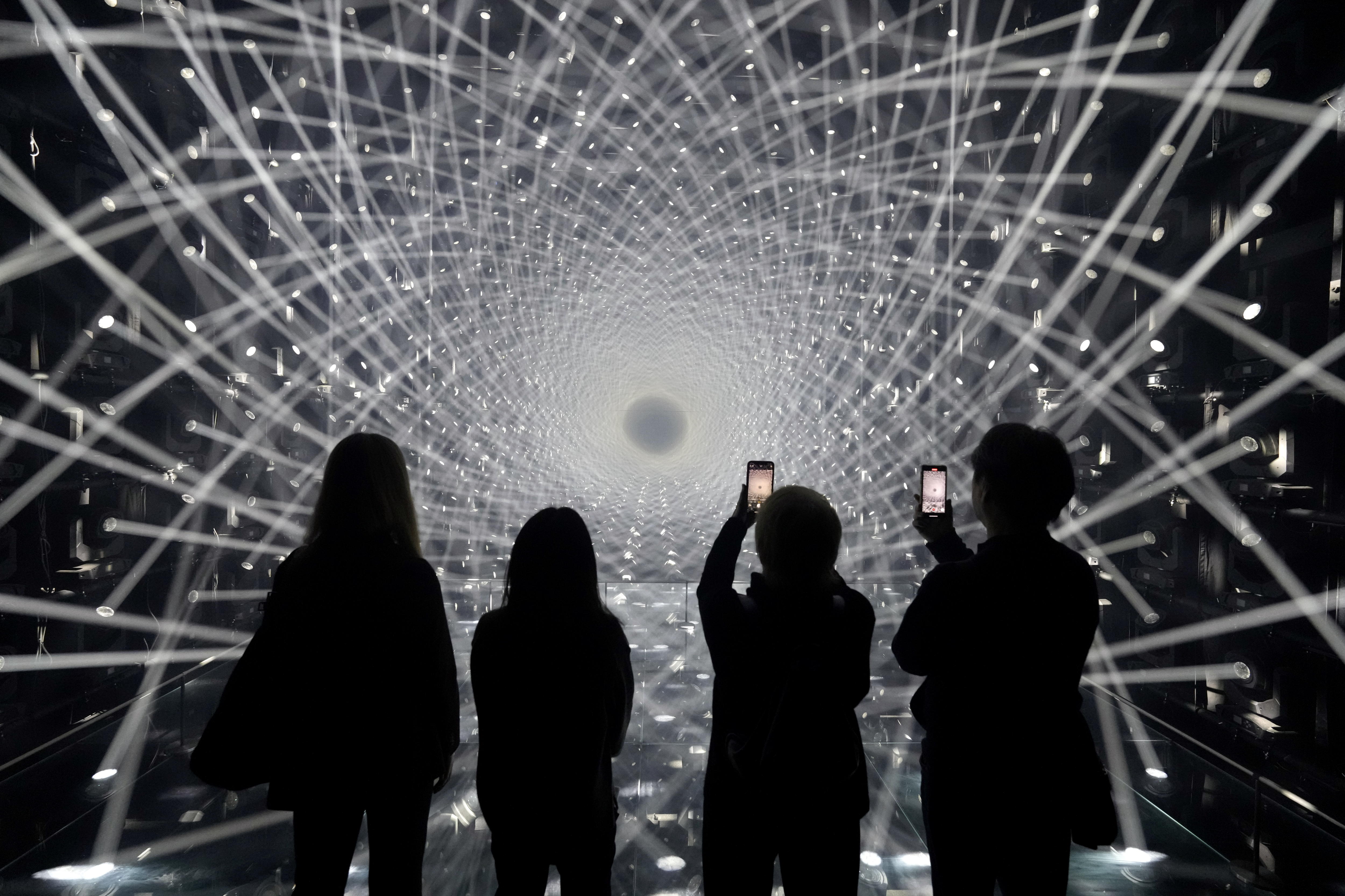 Tokio (Japón), 16/01/2024.- Miembros de los medios de comunicación miran la instalación recientemente presentada 'Light Sculpture' durante una vista previa de prensa de 'teamLab Borderless' en Azabudai Hills en Tokio, Japón, este martes. El Museo de Arte Digital Edificio Mori (teamLab Borderless) se abrirá al público el 9 de febrero de 2024. EFE/FRANCK ROBICHON