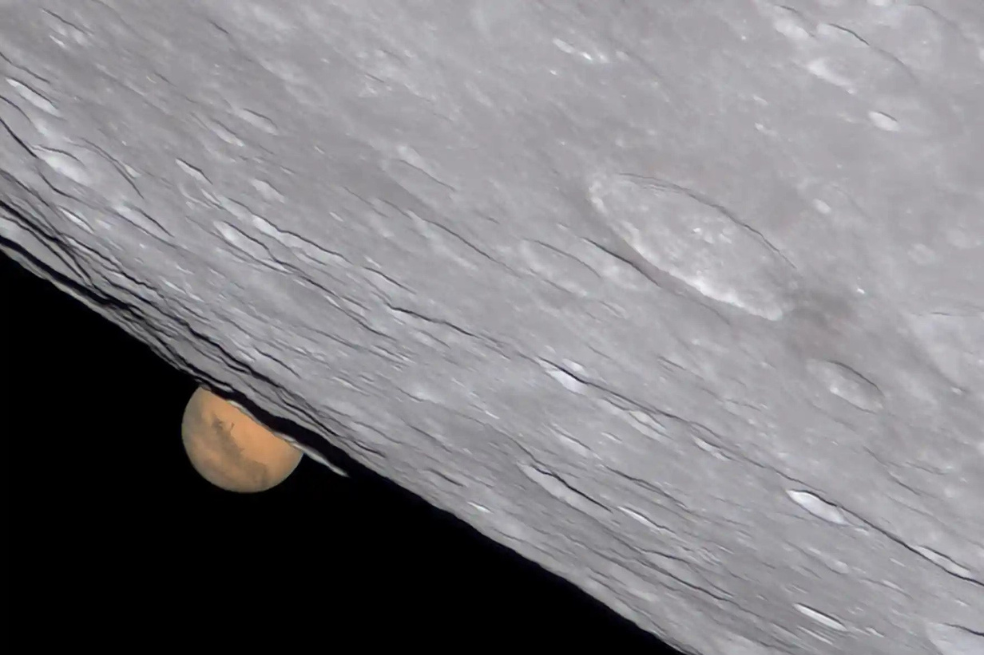 "La ocultación de Marte por la Luna fue uno de los últimos y mayores acontecimientos celestes de 2022. También fue uno de los más difíciles de fotografiar. Captar el nivel de detalle de Marte que se ve aquí requiere una gran habilidad y práctica. Combinado con un limbo lunar nítido, claro y perfectamente procesado, el resultado es como llevar un teleobjetivo gigante a la mismísima órbita lunar. Esta imagen es una maravilla técnica y un verdadero placer para la vista. Dos factores que la convierten en digna ganadora de esta categoría", dijo el juez Marsh.