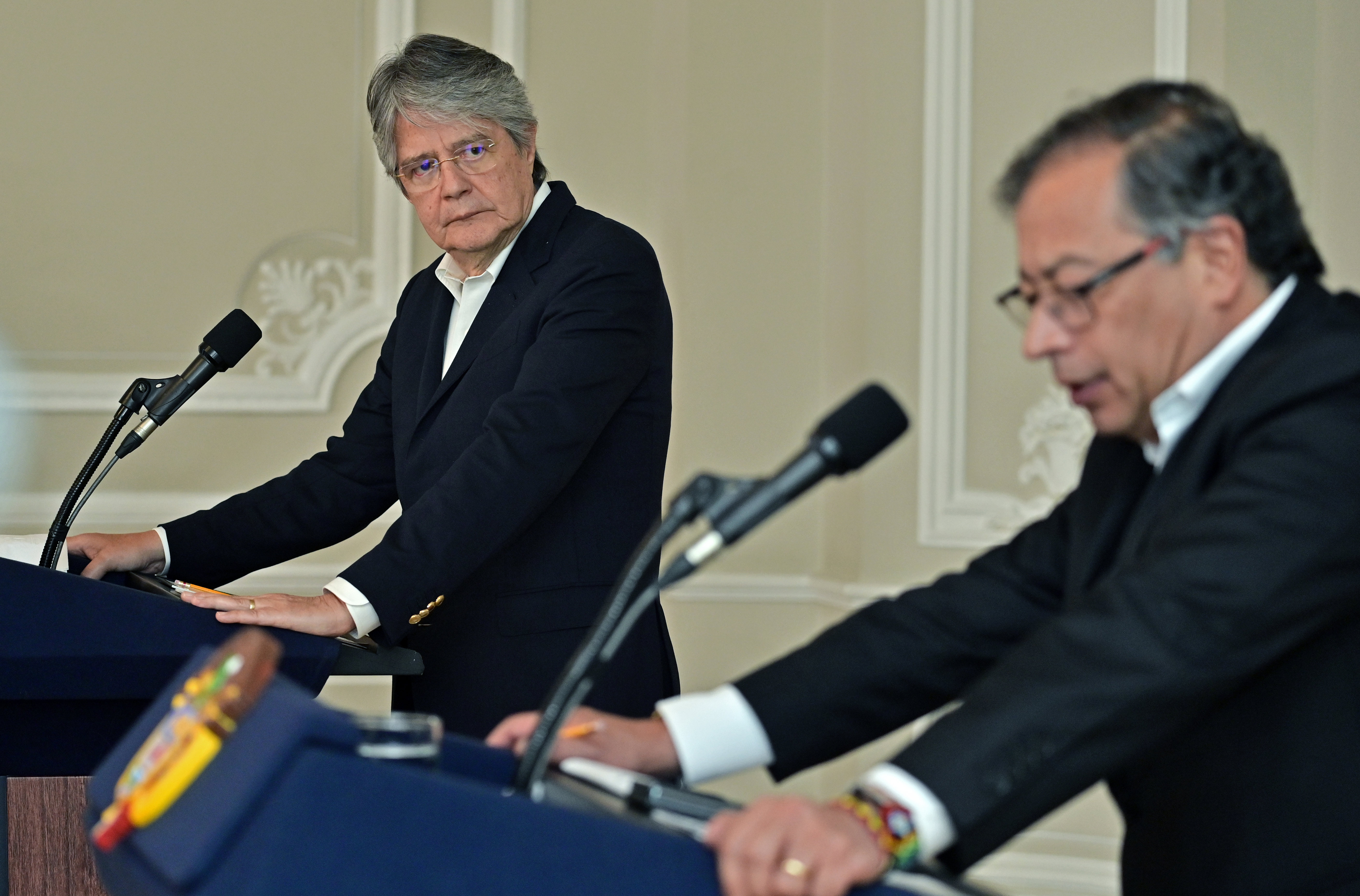 AME1437. BOGOTÁ (COLOMBIA), 28/10/2023.- Fotografía cedida por la Presidencia de Colombia que muestra al presidente de Ecuador, Guillermo Lasso (i), y al de Colombia, Gustavo Petro (d), hoy, durante una rueda de prensa conjunta en la Casa de Nariño, en Bogotá (Colombia). Colombia aumentará la cantidad de energía que envía a Ecuador, hasta llegar a casi duplicar lo que se exporta actualmente, para apoyar al país vecino que sufre apagones y cortes de suministro por falta de producción energética. EFE/ Cortesía Presidencia de Colombia/ SOLO USO EDITORIAL/SOLO DISPONIBLE PARA ILUSTRAR LA NOTICIA QUE ACOMPAÑA (CRÉDITO OBLIGATORIO)