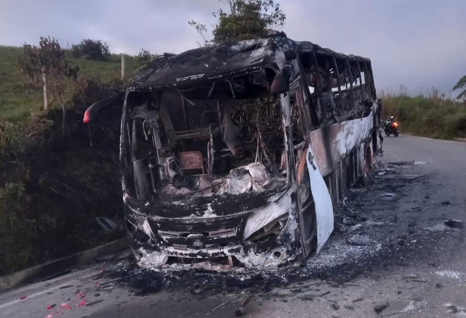 Así quedó bus incinerado en ruta Medellín-Anorí, en el que viajaban 25 pasajeros