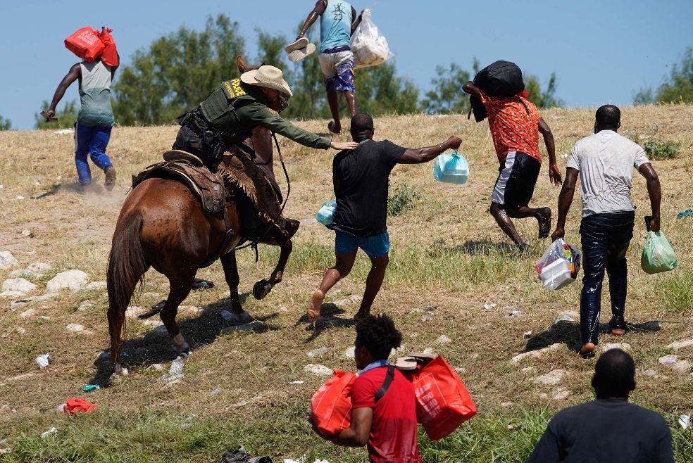 Impactantes imágenes de policías de EE.UU. tratando de detener migrantes haitianos