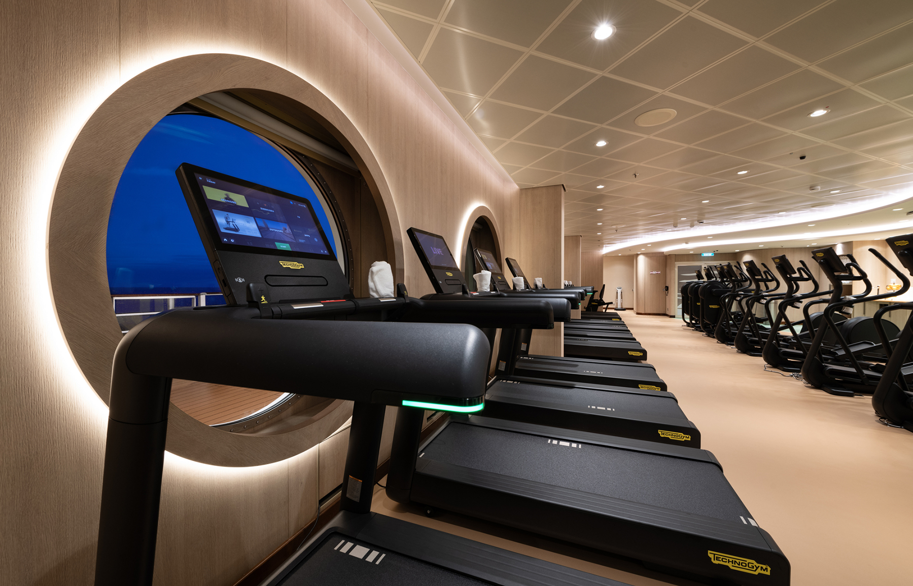 El spa es todo un centro de bienestar que también incluye máquinas para hacer deporte.