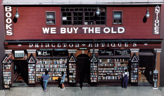 La emblemática Princeton Antiques & Book Service es un verdadero tesoro para los amantes de lo raro y lo inesperado. Fundada en 1966 y gestionada por varias generaciones, esta librería, la cual esta en Atlantic City,situada en Nueva Jersey, Estados Unidos, combina más de 250.000 libros con antigüedades, postales y una vasta colección de fotografías históricas de Atlantic City. Su interior, abarrotado y casi intacto con el paso del tiempo, funciona como un archivo vivo de la ciudad, atrayendo tanto a curiosos como a investigadores y cineastas en busca de piezas únicas y relatos del pasado.