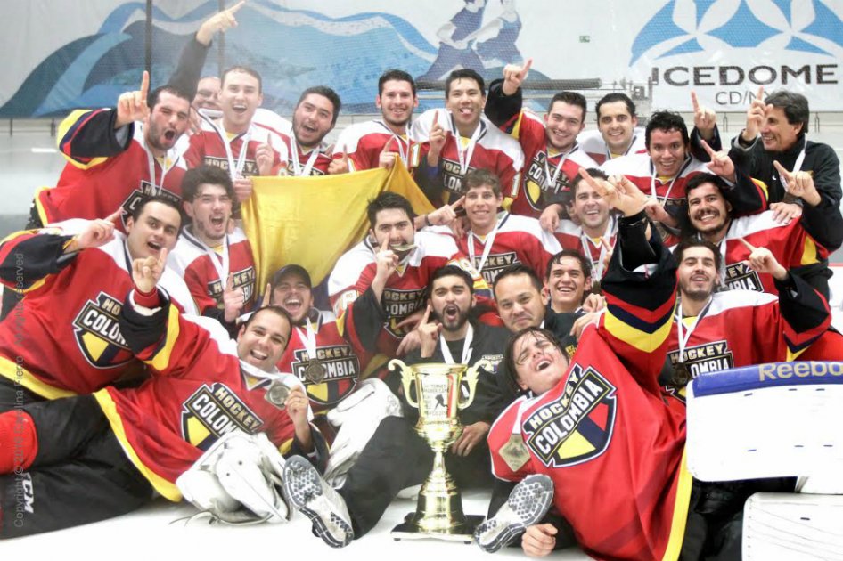 Los jugadores colombianos celebran su segundo título en el Panamericano de Hockey sobre Hielo. / Carolina Fierro