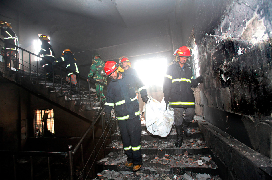 Unos 120 muertos en el incendio en una fábrica textil de Bangladesh
