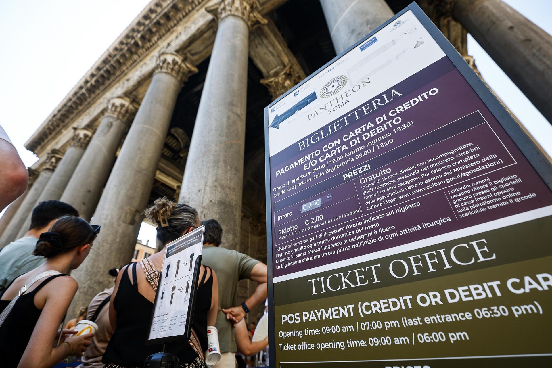 ROMA (Italy), 01/07/2026.- Tourists queue at the ticket office for entry to the Pantheon, in Rome, Italy, 01 July 2026. The price increase for Pantheon admission for non-resident visitors takes effect from 01 July. Rome residents will continue to enter free of charge. (Italia, Roma) EFE/EPA/ANGELO CARCONI
