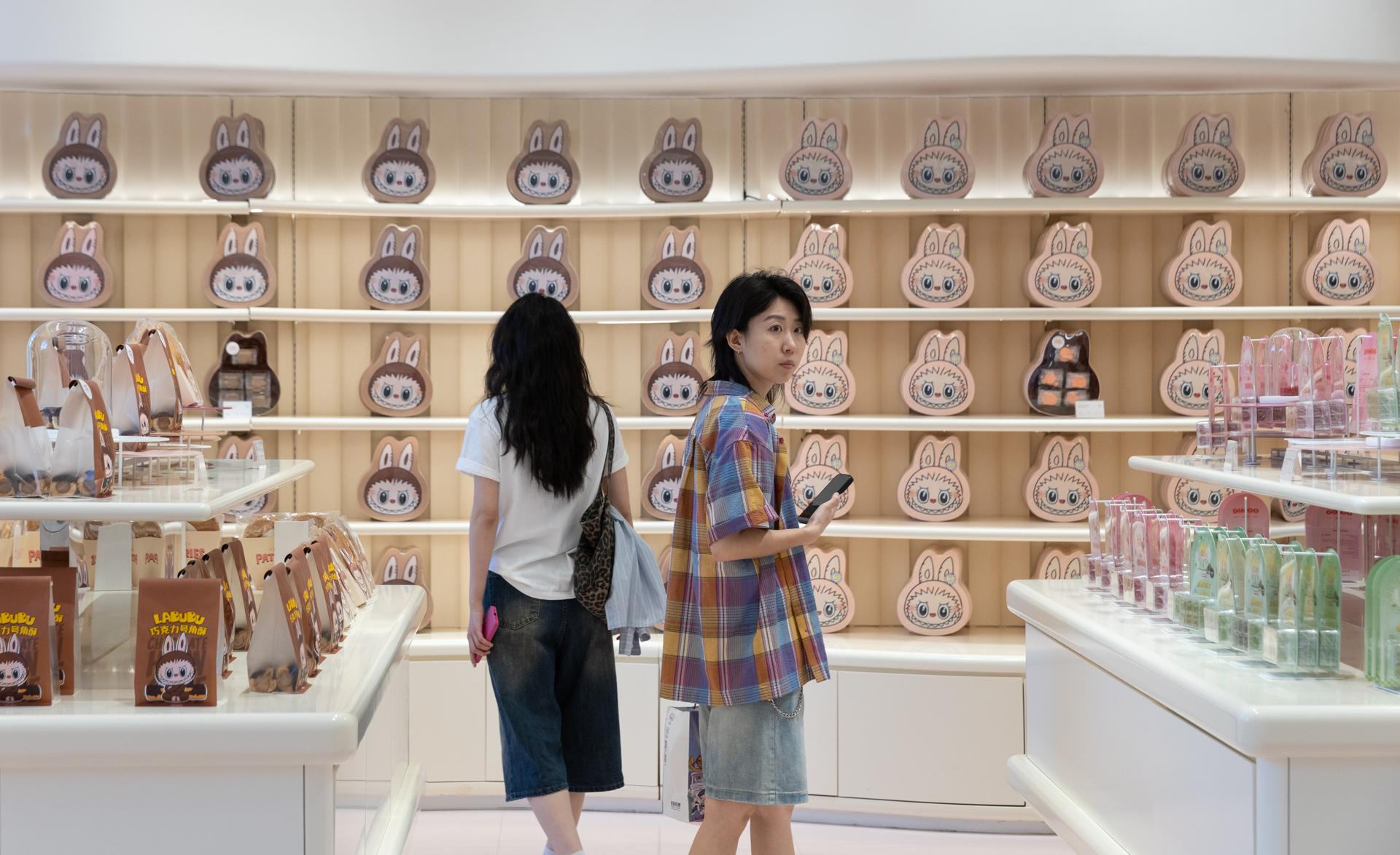 China prohíbe a banco usar muñecos Labubu para atraer a clientes jóvenes