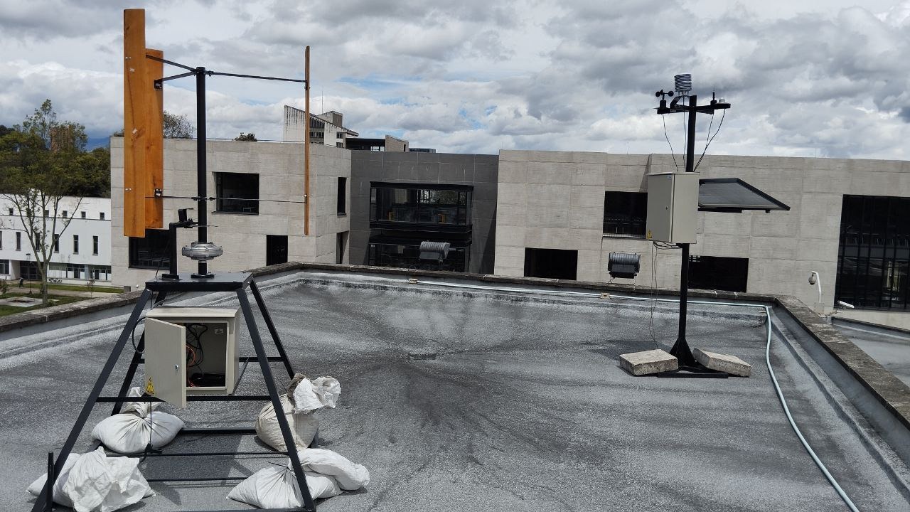 Turbina eólica fabricada localmente produce energía con vientos lentos de Bogotá