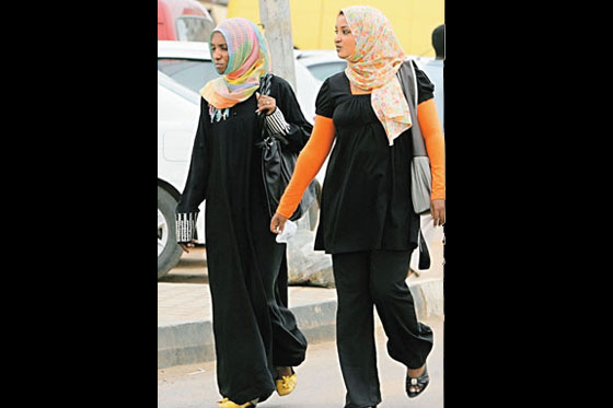 Mujeres de Indonesia dejarían de usar pantalones ajustados
