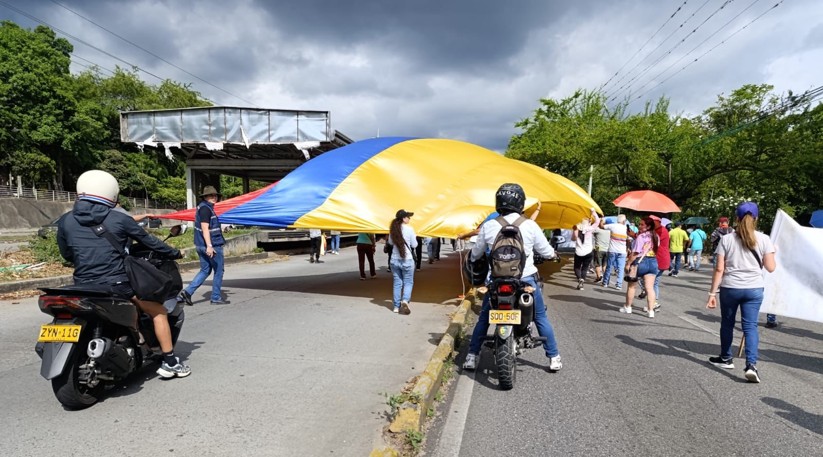 Por protestas contra el aumento del predial, hay varios bloqueos en Santander, ¿dónde?