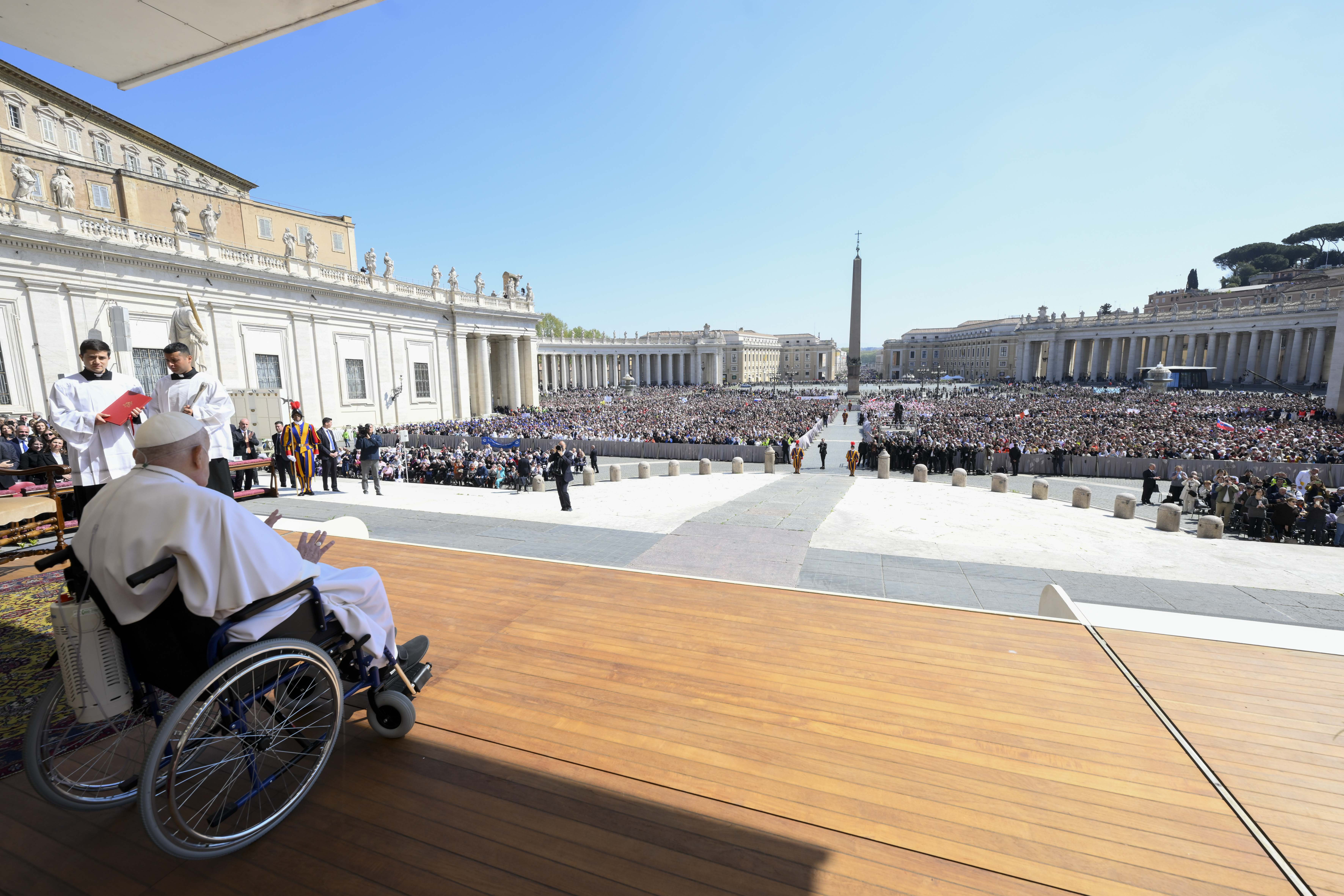 El papa, aun convaleciente, hizo una aparición sorpresa en la plaza de San Pedro