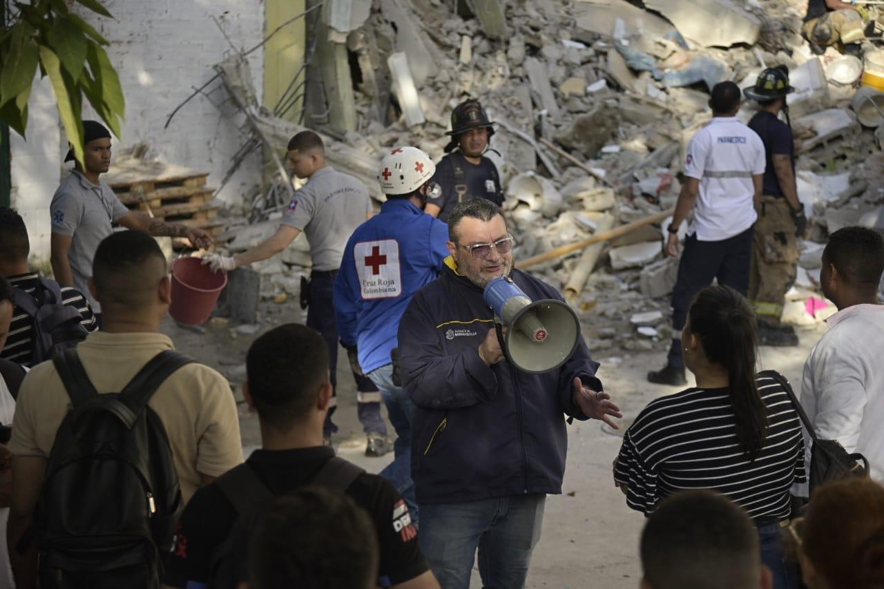 Se desplomó parte de un edificio en Barranquilla; buscan a un adulto mayor