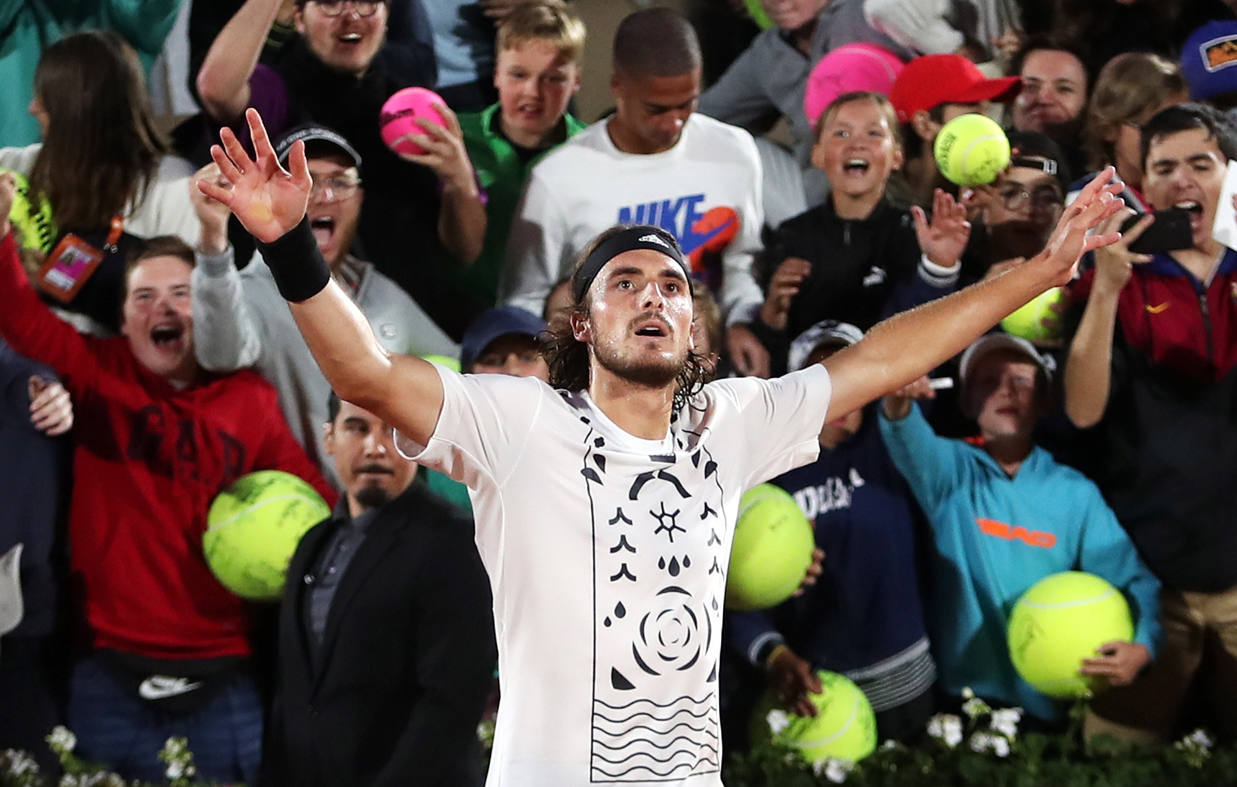 Tsitsipas sufre, pero sigue adelante en Roland Garros