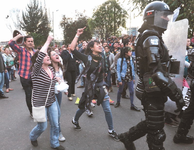 “¡Asesino!… ¡Asesino!… ¡Asesino!”
