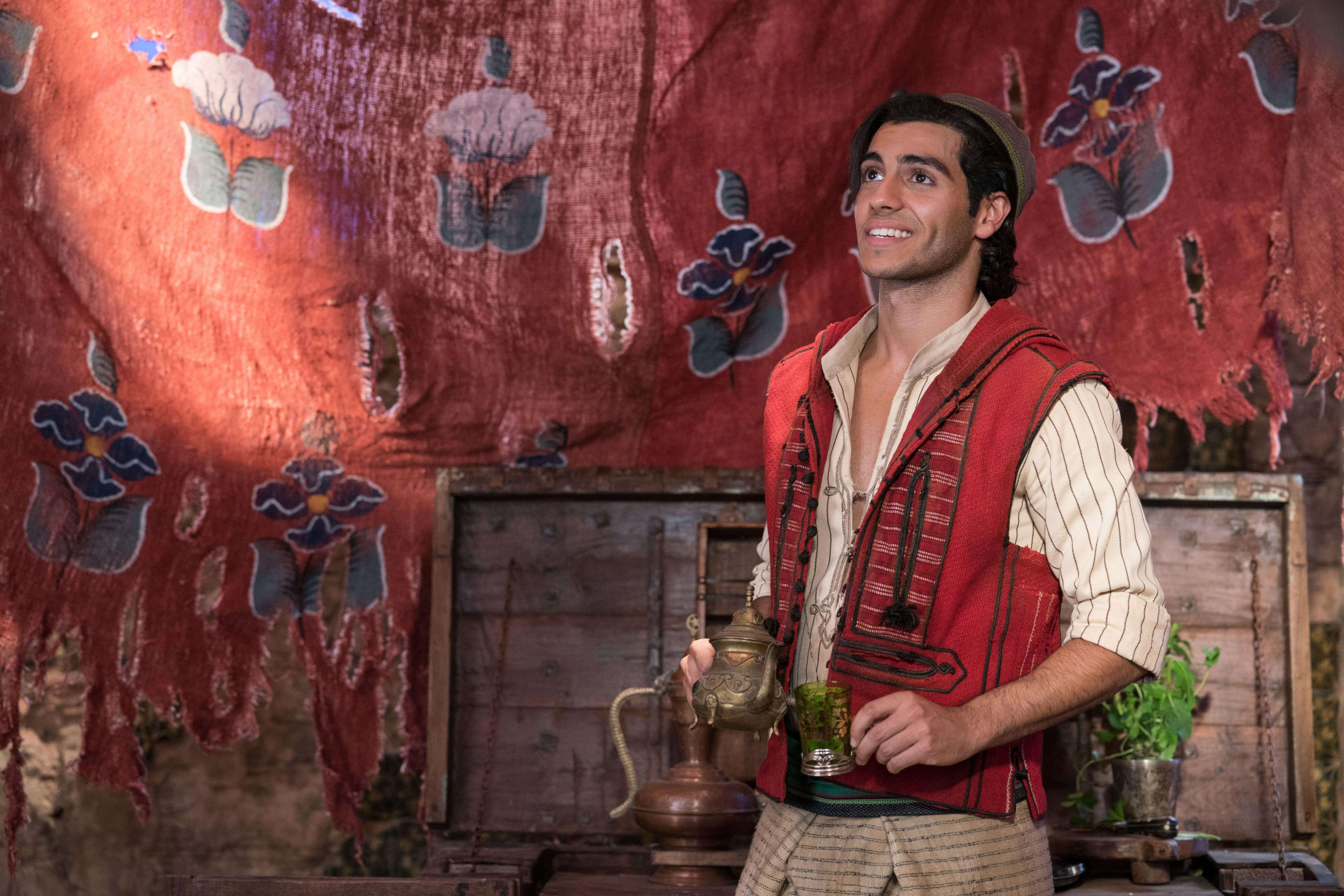 Fotograma cedido por Disney donde aparece el actor Mena Massoud como Aladín, durante una escena de la película "Aladdin" que se estrenó este fin de semana en las salas de cine. 