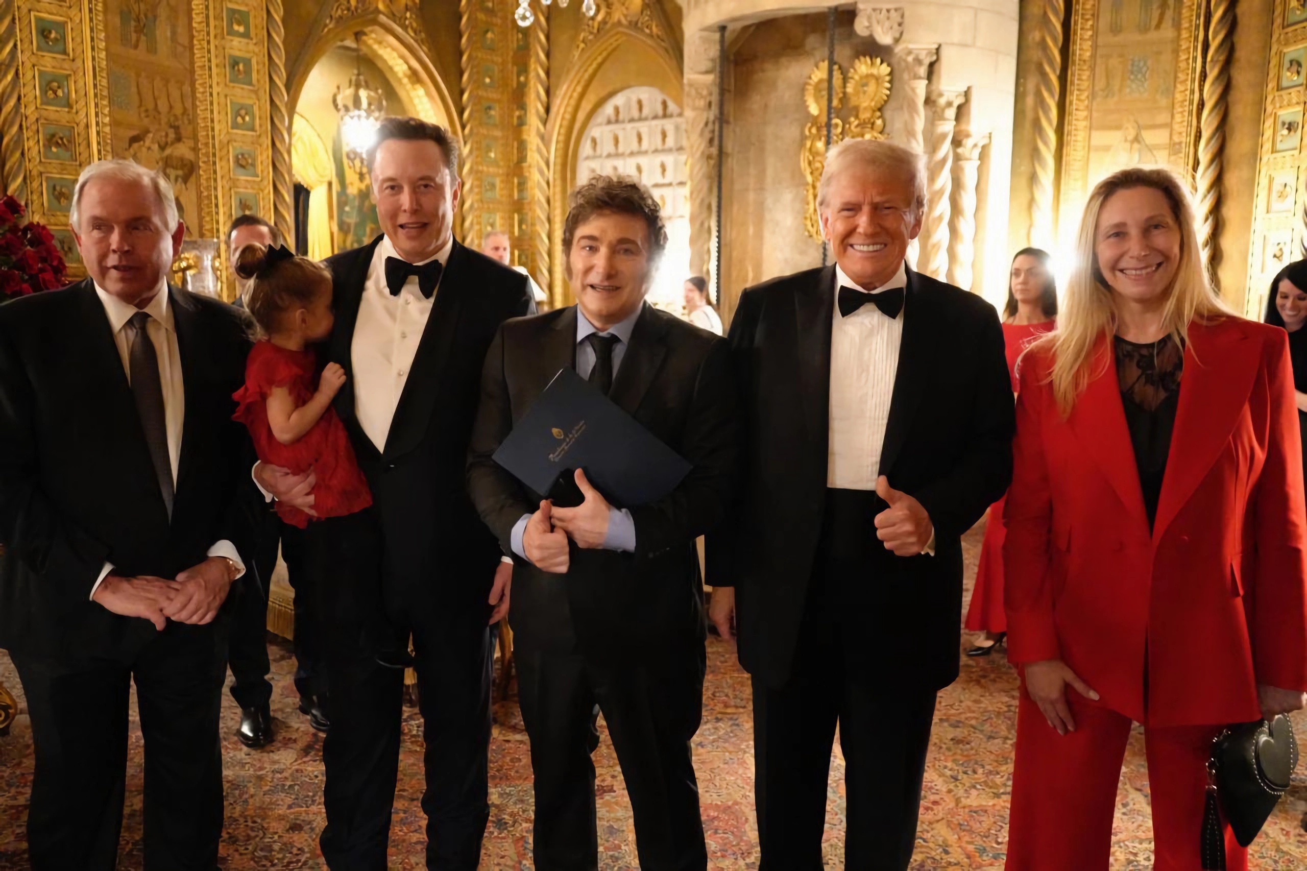 USA9086. WEST PALM BEACH (FL, EEUU), 14/11/2024.- Fotografía cedida por la Oficina de prensa de la presidencia de Argentina del Presidente argentino Javier Milei (c) posando junto al presidente electo de Estados Unidos, Donald Trump (2d); el empresario Elon Musk (2i); el canciller argentino, Gerardo Werthein (i), y la secretaria general de la Presidencia, Karina Milei, durante la gala de un foro de conservadores, este jueves, en Mar-a-Lago en West Palm Beach, Florida (Estados Unidos). El presidente de Argentina, Javier Milei, y el mandatario electo de EE.UU., Donald Trump, se felicitaron mutuamente durante sendos discursos en la gala de un foro de conservadores que se lleva a cabo en Mar-a-Lago, el club privado del republicano, en Palm Beach (Florida). EFE/ Presidencia de Argentina /SOLO USO EDITORIAL /NO VENTAS /SOLO DISPONIBLE PARA ILUSTRAR LA NOTICIA QUE ACOMPAÑA /CRÉDITO OBLIGATORIO