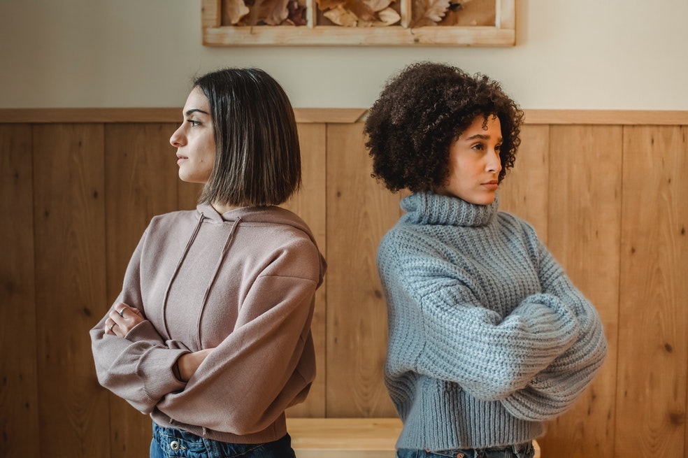 Sagitario:
Los Sagitario te dirán siempre la verdad, sin importar si eso te puede hacer llorar y sentirte mal. La verdad estará por encima de todo y esa sinceridad sin filtro es lo que hace que los demás piensen que son crueles.
Los Sagitario pueden destruir un sueño o una idea en segundos. Además, son capaces de hacer sentir mal a los demás con características físicas o formas de vestir. Aunque su intención no es herir, sus palabras pueden lastimar profundamente.