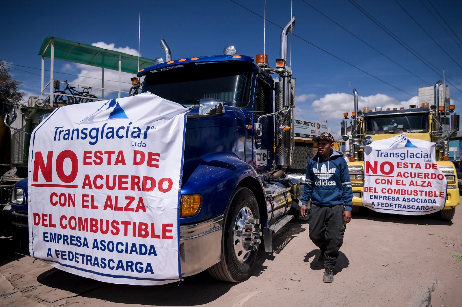 Con bloqueos intermitentes y de manera pacífica, avanzó la manifestación de transportadores por el incremento en el precio de los combustibles.