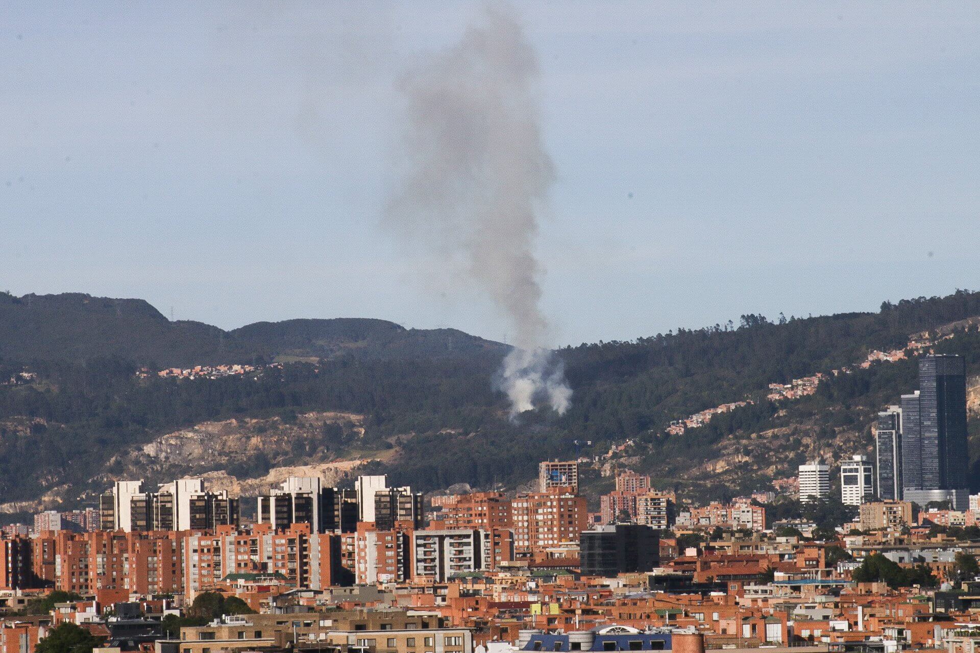 Bomberos intentan controlar incendio en los cerros orientales de Bogotá