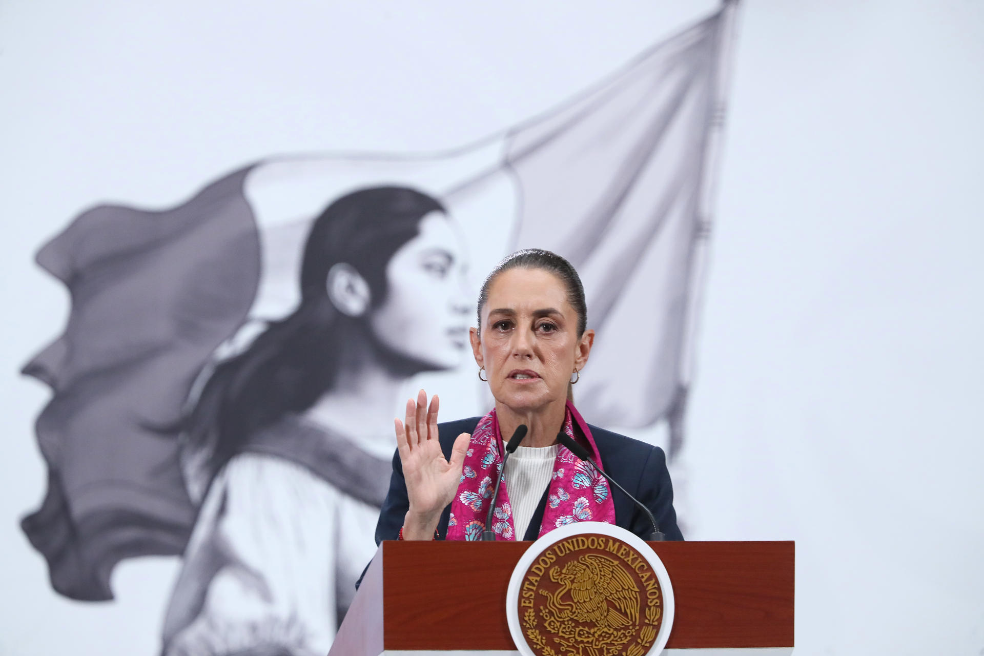 MEX4181. CIUDAD DE MÉXICO (MÉXICO), 30/09/2025.- La presidenta de México, Claudia Sheinbaum, habla durante una rueda de prensa este martes en Palacio Nacional de la Ciudad de México (México). Sheinbaum exigió una investigación a fondo por la muerte de Miguel Ángel García-Hernández, un migrante mexicano de 32 años que perdió la vida tras un tiroteo del pasado miércoles en las instalaciones del Servicio de Inmigración y Control de Aduanas (ICE, por sus siglas en inglés) en Dallas (Texas, sur de EEUU). EFE/Mario Guzmán
