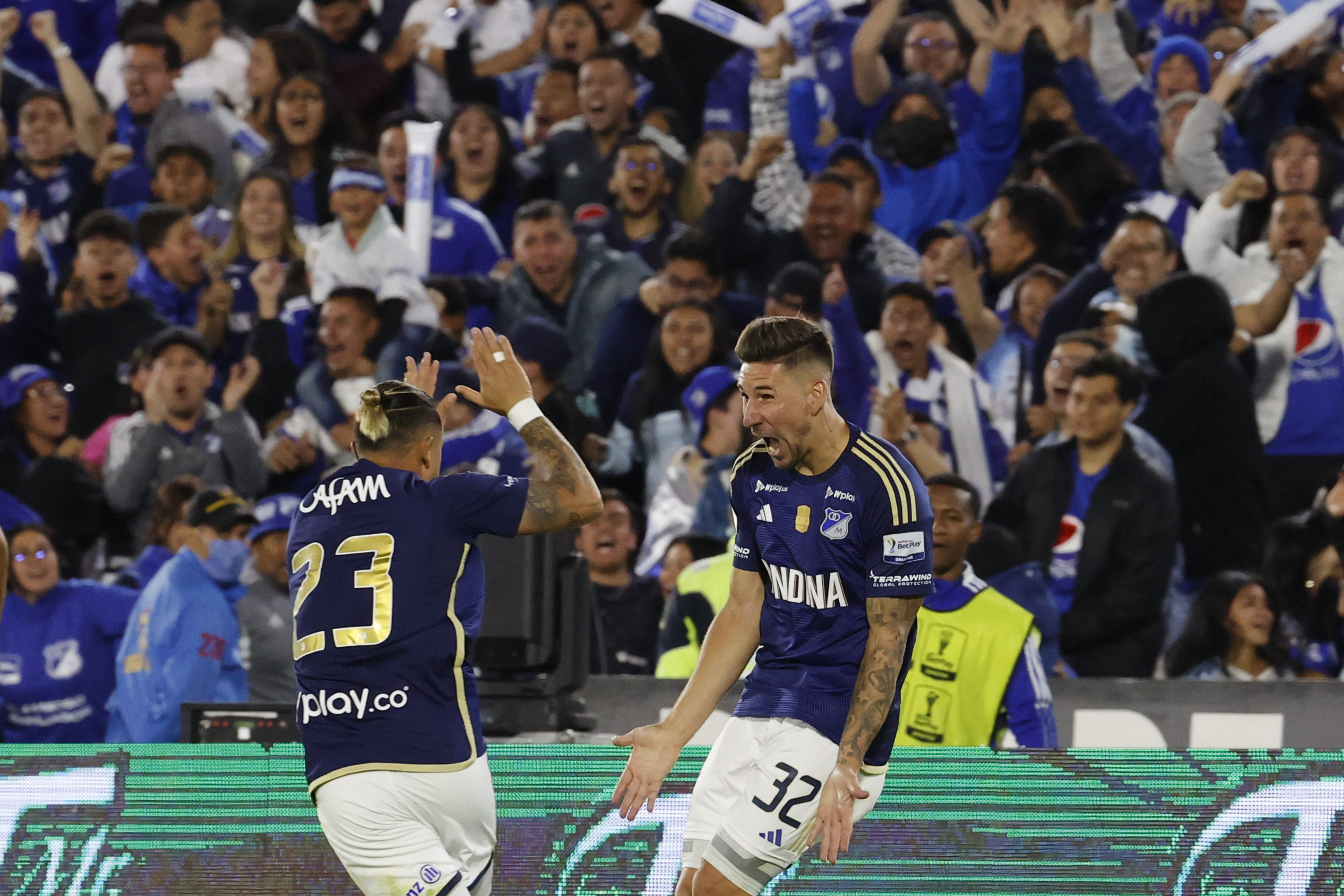 AMDEP5091. BOGOTÁ (COLOMBIA), 24/01/2024.- Santiago Giordana (d) de Millonarios celebra su gol contra Junior hoy, en la final de la Superliga colombiana entre Millonarios y Junior en el estadio El Campín en Bogotá (Colombia). EFE/ Mauricio Dueñas Castañeda