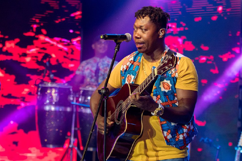Begner Vásquez trabaja en el lanzamiento del disco Herencia Pacífica, de Herencia de Timbiquí.  / Carlos Ramírez 