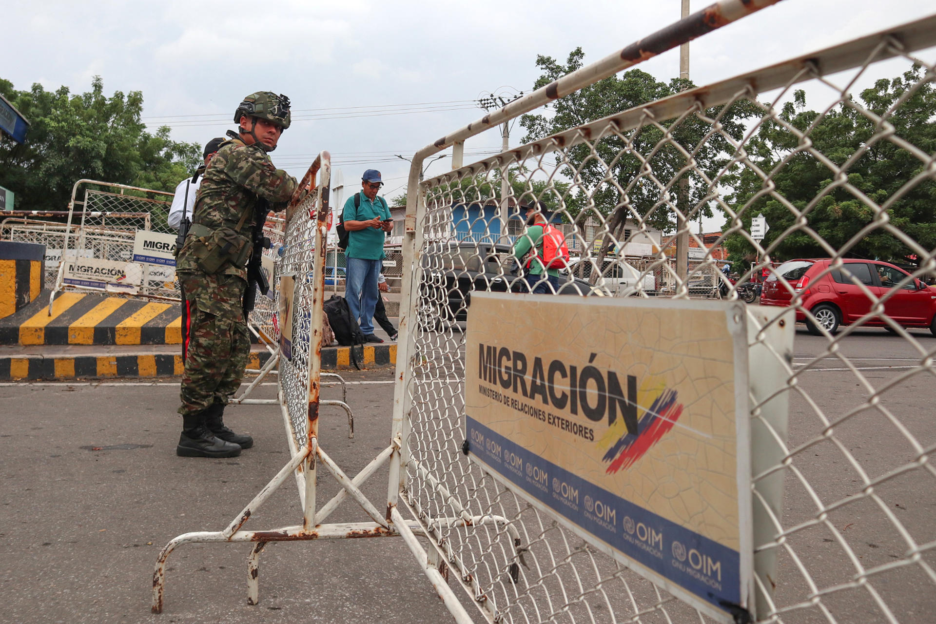 CÚCUTA (COLOMBIA), 03/01/2026.- Integrantes del Ejército colombiano llegan este sábado al puente internacional Simón Bolívar que une a las ciudades de Cúcuta y Villa del Rosario (Colombia) con las ciudades de San Antonio y San Cristóbal del Estado Táchira (Venezuela). El presidente colombiano, Gustavo Petro, anunció este sábado un refuerzo de la seguridad en la frontera con Venezuela para atender una eventual llegada masiva de refugiados de ese país tras el ataque de Estados Unidos a Caracas y otras ciudades y la captura de Nicolás Maduro y su esposa, Cilia Flores. EFE/ Mario Caicedo