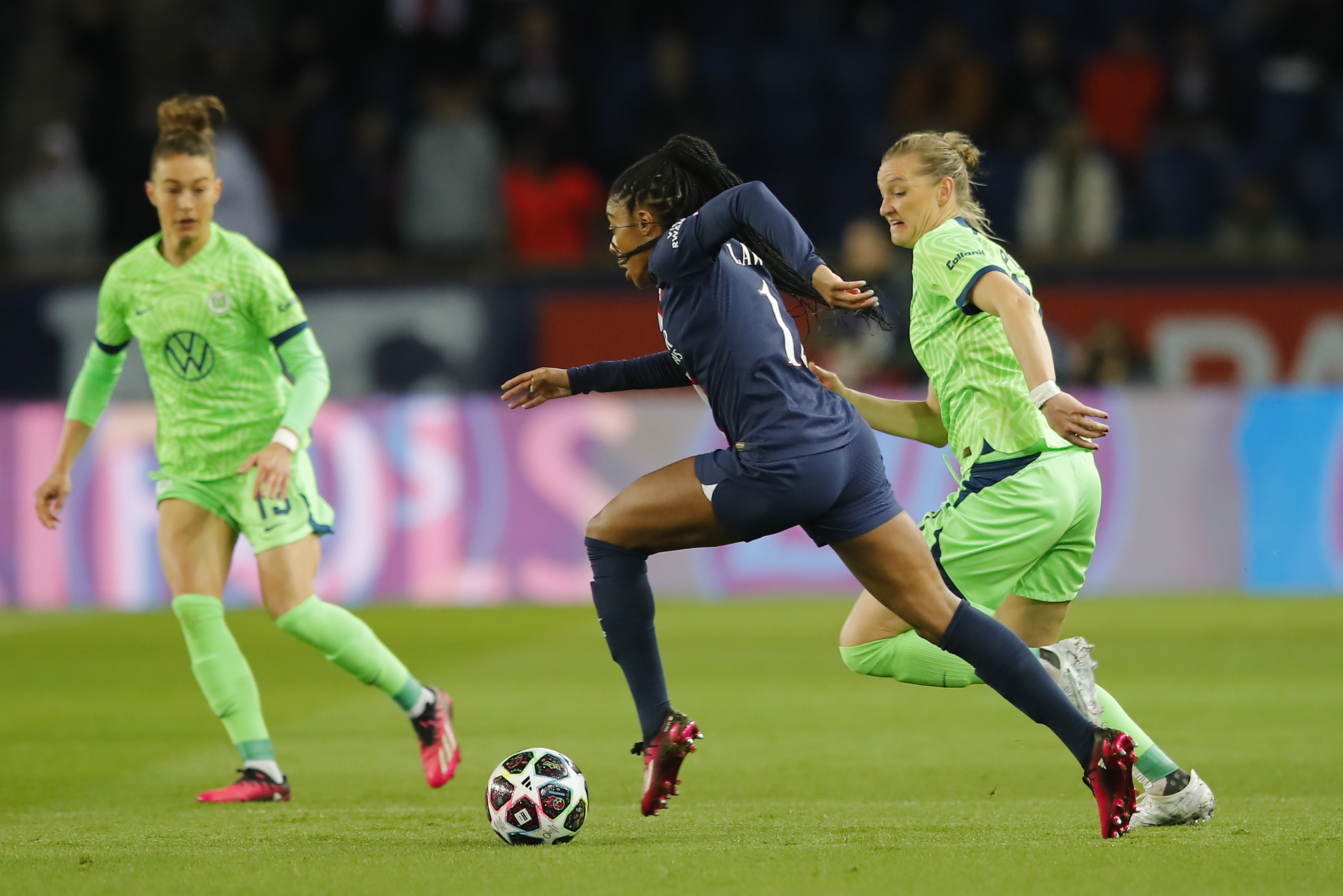 Paris (France), 22/03/2023.- Paris Saint Germain's Ashley Lawrene (C) in action during the UEFA Women's Champions League quarter final soccer match between Paris Saint Germain and VFL Wolfsburg at Parc des Princes Stadium in Paris, France, 22 March 2023. (Liga de Campeones, Francia) EFE/EPA/TERESA SUAREZ