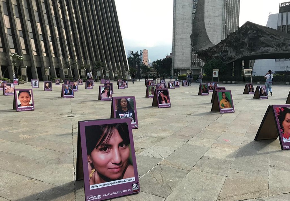 Exposición con fotografías mujeres asesinadas en 2020.