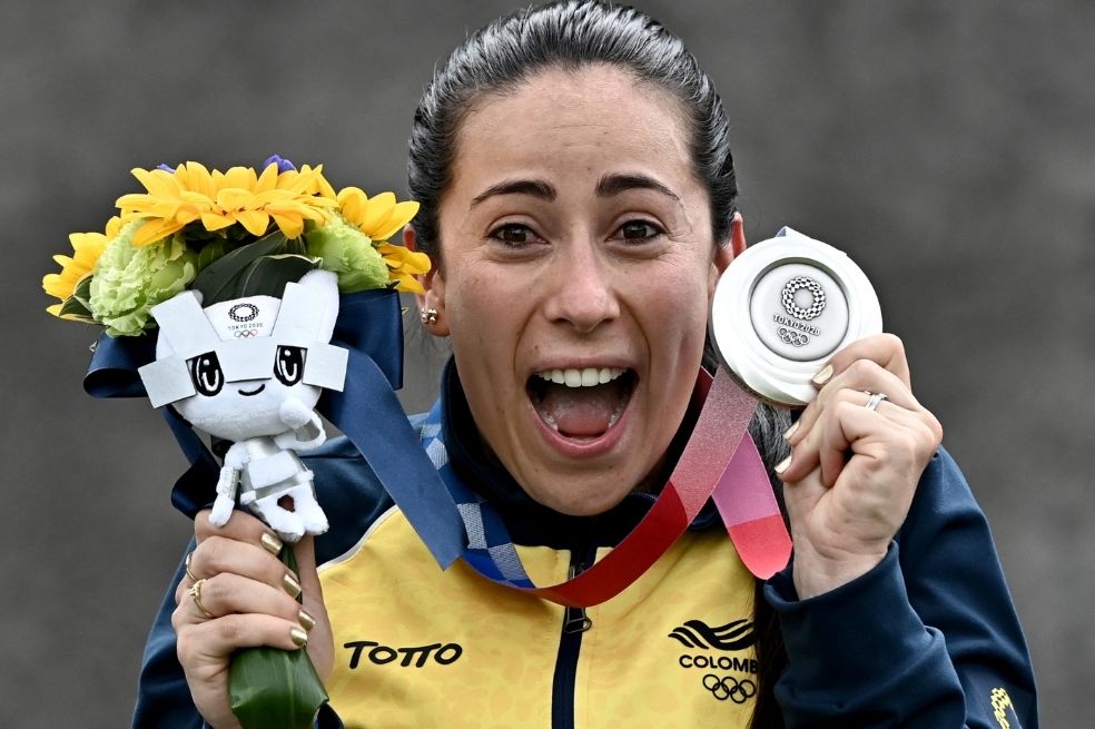 Mariana Pajón, la atleta olímpica más importante en la historia de Colombia, consiguió su tercera medalla consecutiva. Tras una lesión que casi termina su carrera, Pajón logró recuperarse para llevarse la plata en Tokio 2020.