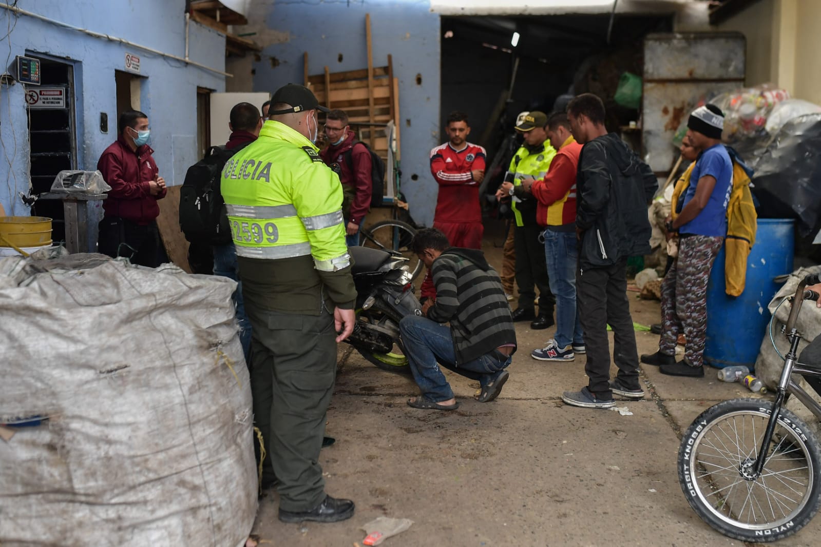 Cierran bodegas de reciclaje: ¿pagaban con droga a los habitantes de calle?