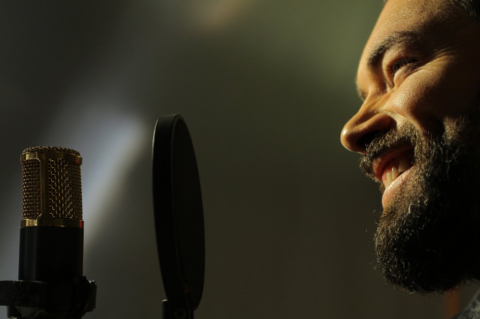 Santiago Cruz presenta la canción «Aquí me tienes»