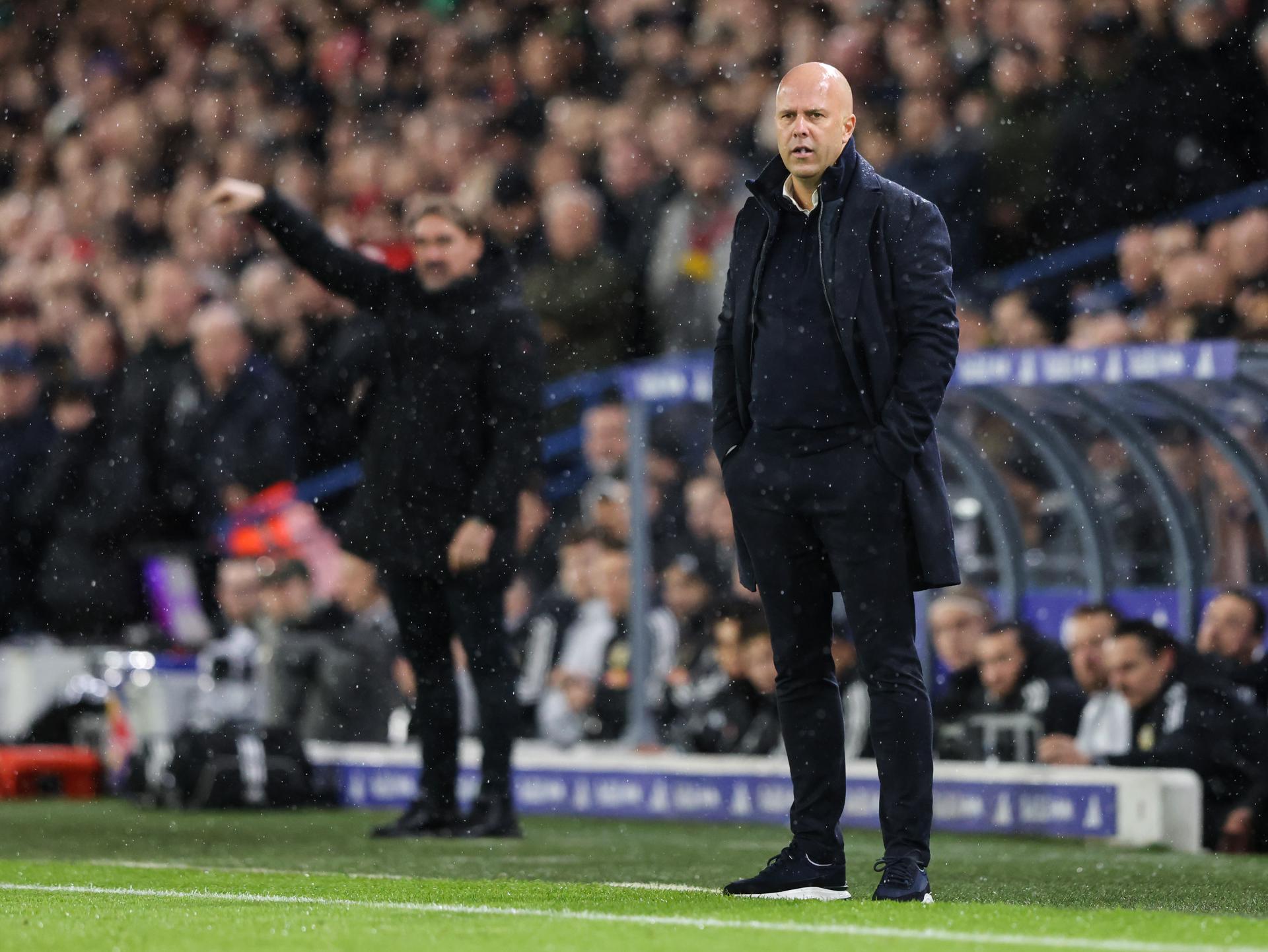 LEEDS (United Kingdom), 06/12/2025.- Liverpool's head coach Arne Slot looks on during the English Premier League match between Leeds United and Liverpool in Leeds, Great Britain, 06 December 2025. (Gran Bretaña, Reino Unido) EFE/EPA/ALEX DODD EDITORIAL USE ONLY. No use with unauthorized audio, video, data, fixture lists, club/league logos, 'live' services or NFTs. Online in-match use limited to 120 images, no video emulation. No use in betting, games or single club/league/player publications.
