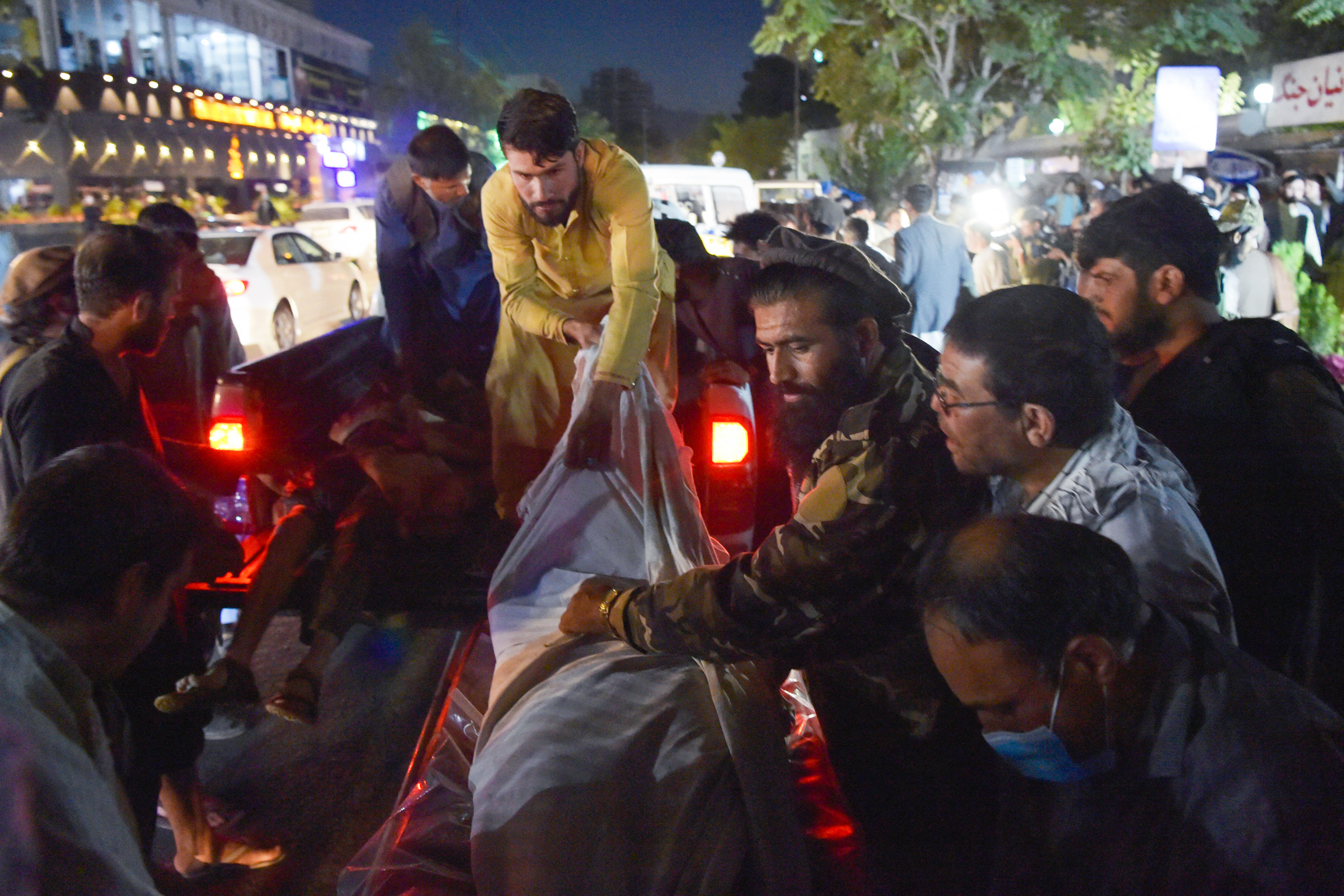 Las imágenes que dejaron las dos explosiones a las afueras del aeropuerto de Kabul