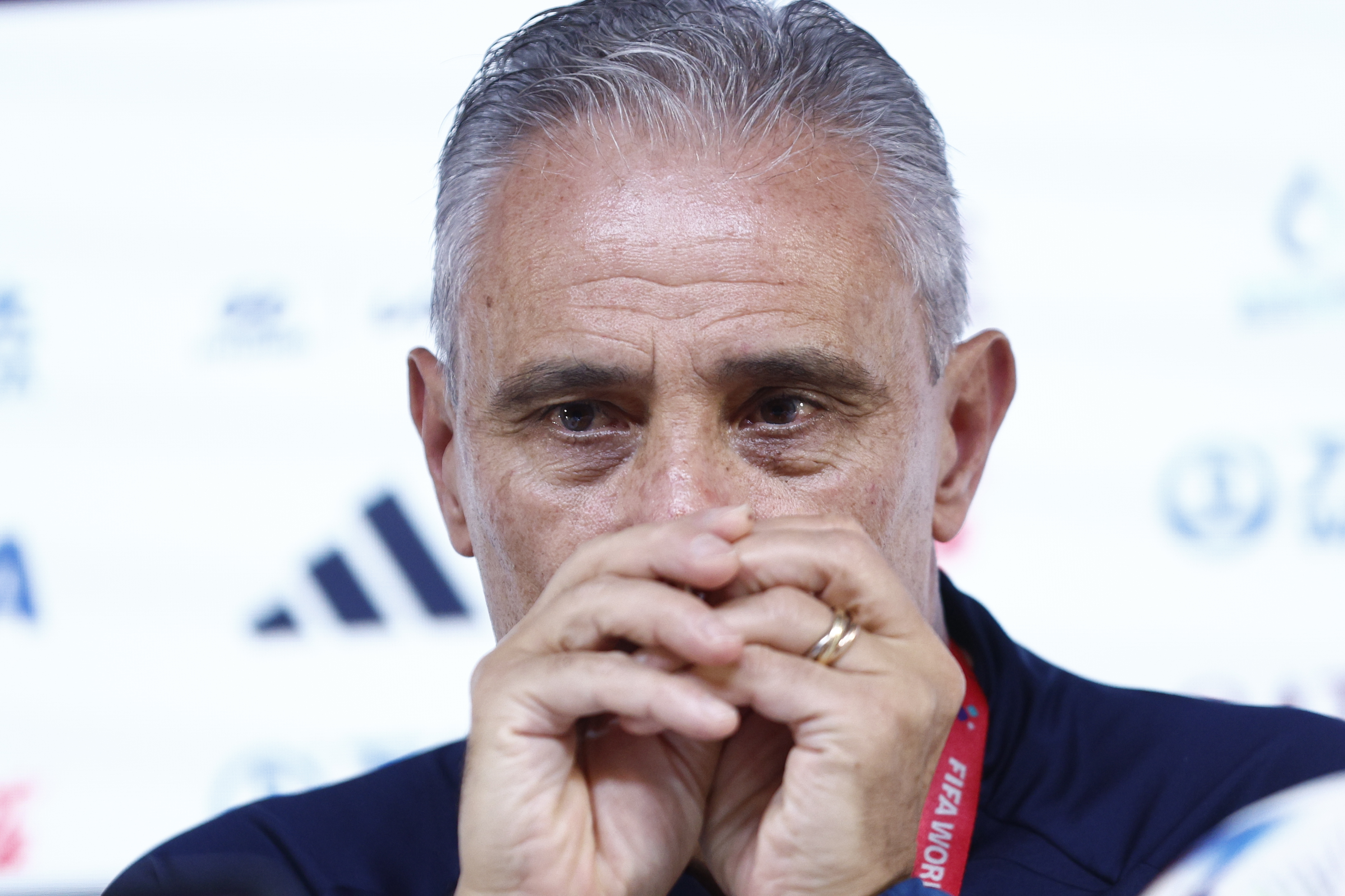 DOHA (CATAR), 08/12/2022.- El entrenador de la selección brasileña Adenor Leonardo Bacchi "Tite" durante la rueda de prensa ofrecida este jueves en el Centro de Prensa de Doha, Catar. Brasil se enfrenta a Croacia mañana viernes en los cuartos de final del Mundial de fútbol Qatar 2022. EFE/Rodrigo Jiménez