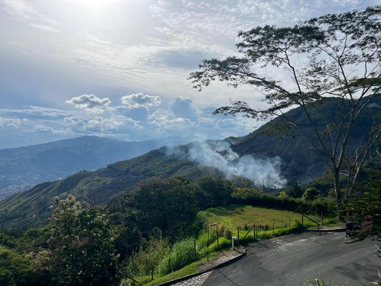 Incendio en cerro Quitasol de Bello