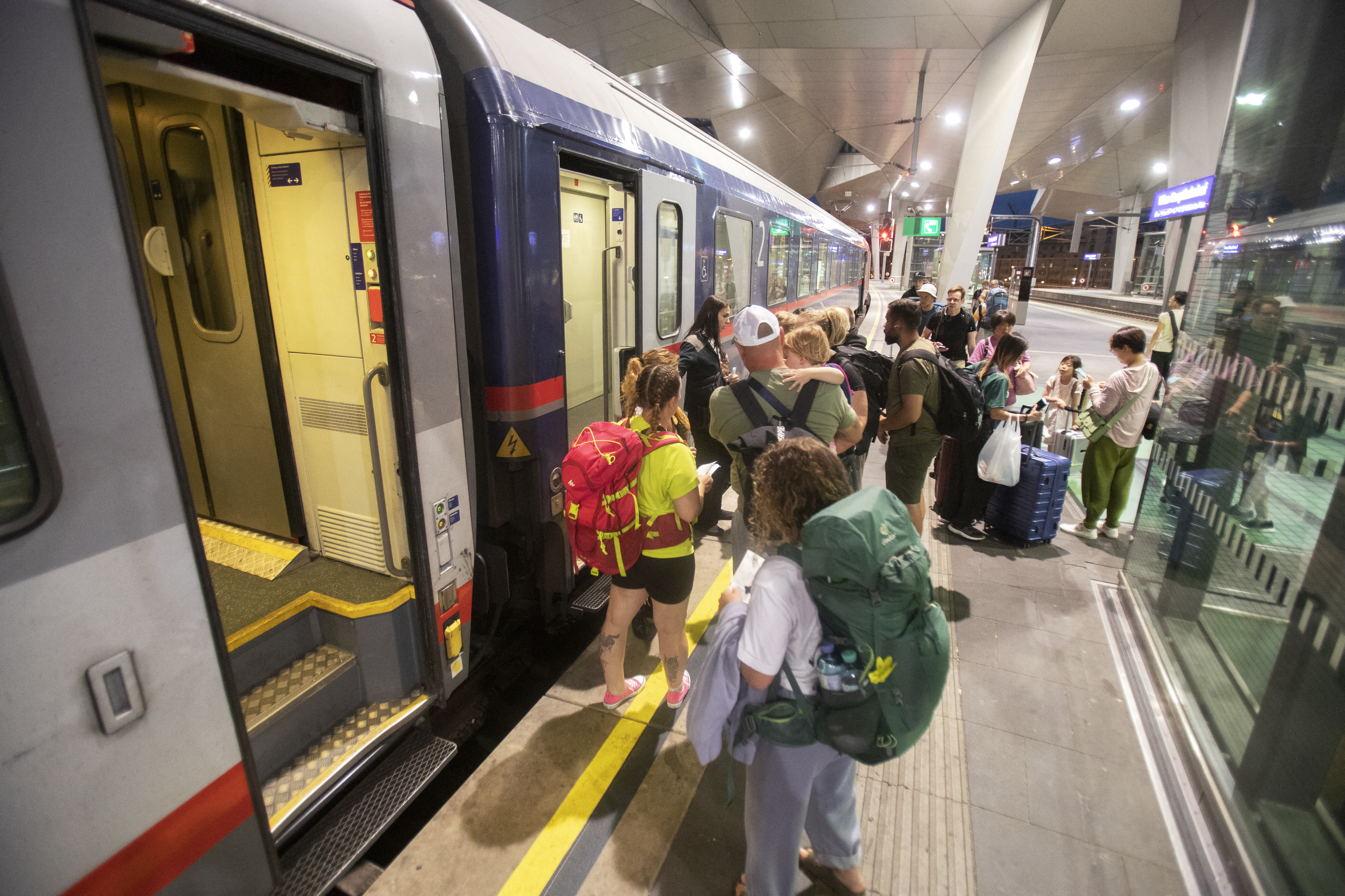 Un choque de trenes en República Checa dejó decenas de heridos, algunos con lesiones graves